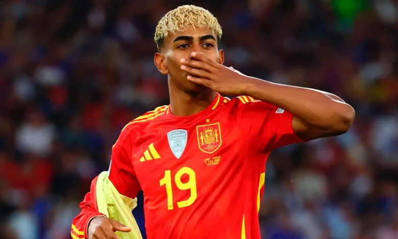الإسباني لامين يامال نجم برشلونة والمنتخب الإسباني