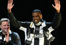 صراع محتدم بين ليفربول والهلال للظفر بخدمات ألكسندر إيزاك. تصريحات مدرب نيوكاسل تزيد الغموض حول مستقبل اللاعب.