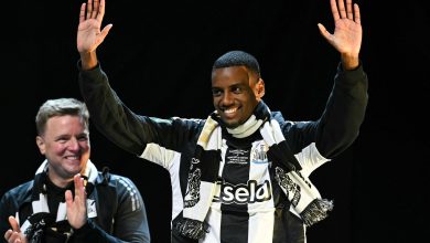 صراع محتدم بين ليفربول والهلال للظفر بخدمات ألكسندر إيزاك. تصريحات مدرب نيوكاسل تزيد الغموض حول مستقبل اللاعب.