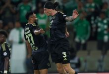 الأهلي السعودي يحافظ على مدافعه علي مجرشي بتجديد عقده لأربع سنوات. تفاصيل الاتفاق وأهمية اللاعب للفريق.
