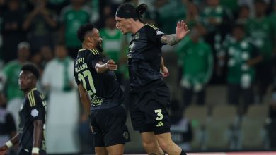 الأهلي السعودي يحافظ على مدافعه علي مجرشي بتجديد عقده لأربع سنوات. تفاصيل الاتفاق وأهمية اللاعب للفريق.