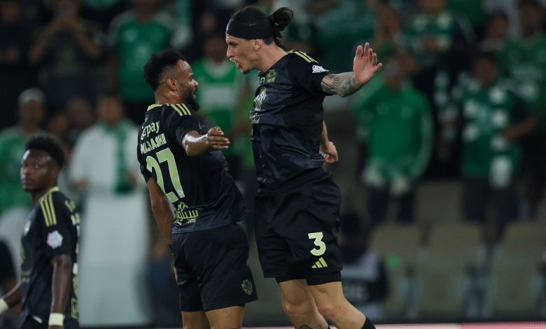 الأهلي السعودي يحافظ على مدافعه علي مجرشي بتجديد عقده لأربع سنوات. تفاصيل الاتفاق وأهمية اللاعب للفريق.
