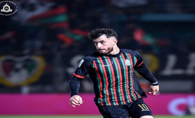الجيش الملكي يبيع أمين زحزوح للوكرة بأربعة ملايين يورو، محققًا أعلى صفقة بيع في تاريخ النادي. تفاصيل الصفقة وتأثيرها.