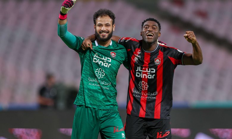 القادسية يقترب من ضم حارس الرائد مشاري سنيور بعد توقف مفاوضاته مع الاتحاد. تحليل لأبعاد الصفقة وتأثيرها على الفريقين.