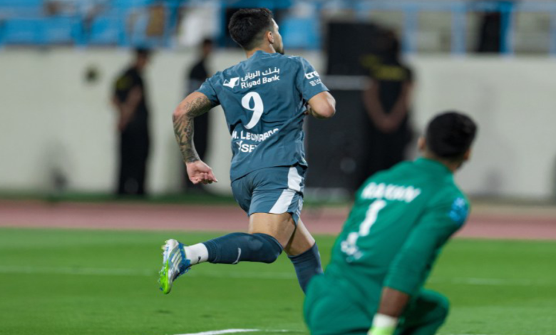 الأخدود ضد الهلال