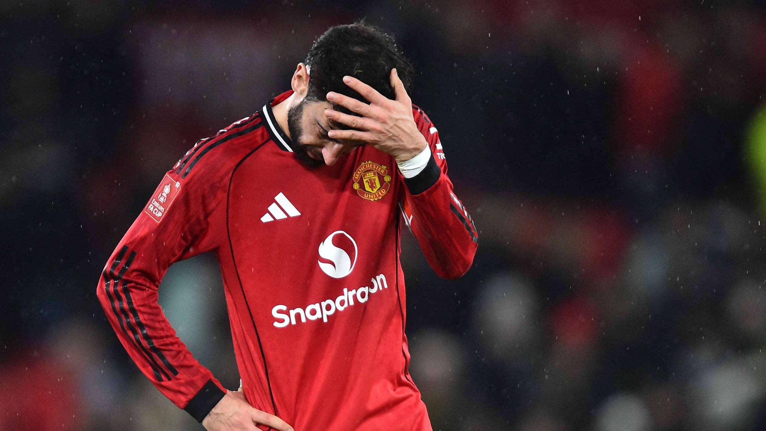 شوهد ببطانية خضراء! برونو فيرنانديز يفاجئ الجميع في مباراة بالدرجة الثانية البرتغالية – ما القصة؟