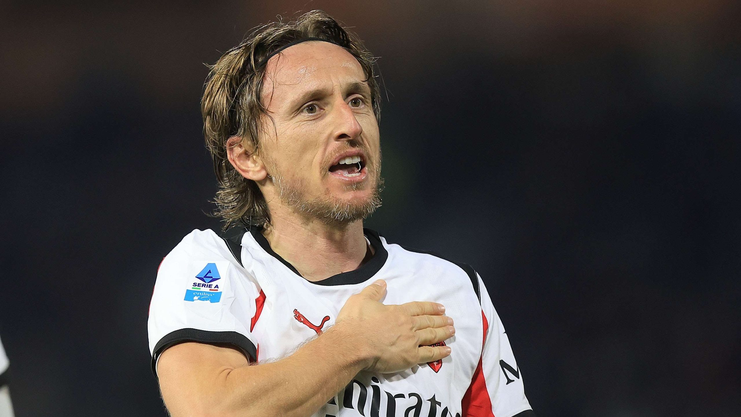 هتافات جنونية لمودريتش تهزّ مدرجات ميلان! الجماهير تعبّر عن عشقها بـ ‘أمي.. أنا في حالة عشق!’