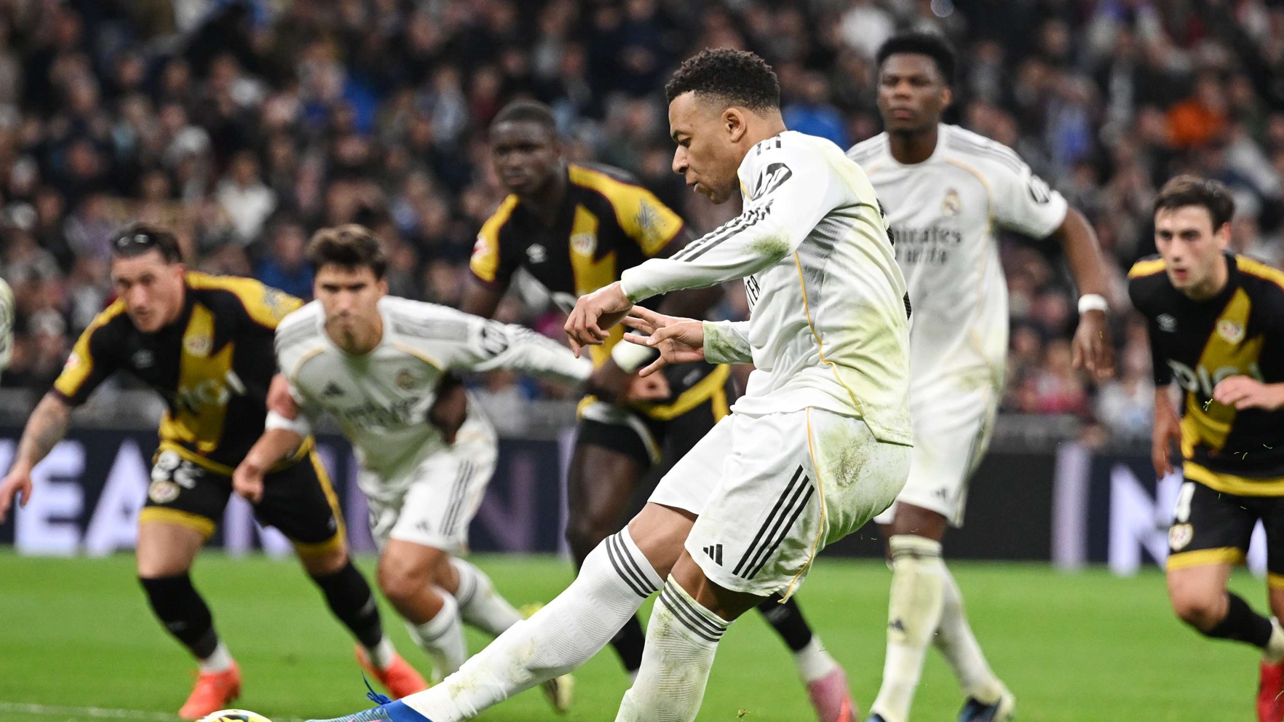 صراع ركلات الجزاء: ريال مدريد يكتسح برشلونة بفارق تاريخي! هل هي مجرد صدفة أم تفوق تكتيكي؟