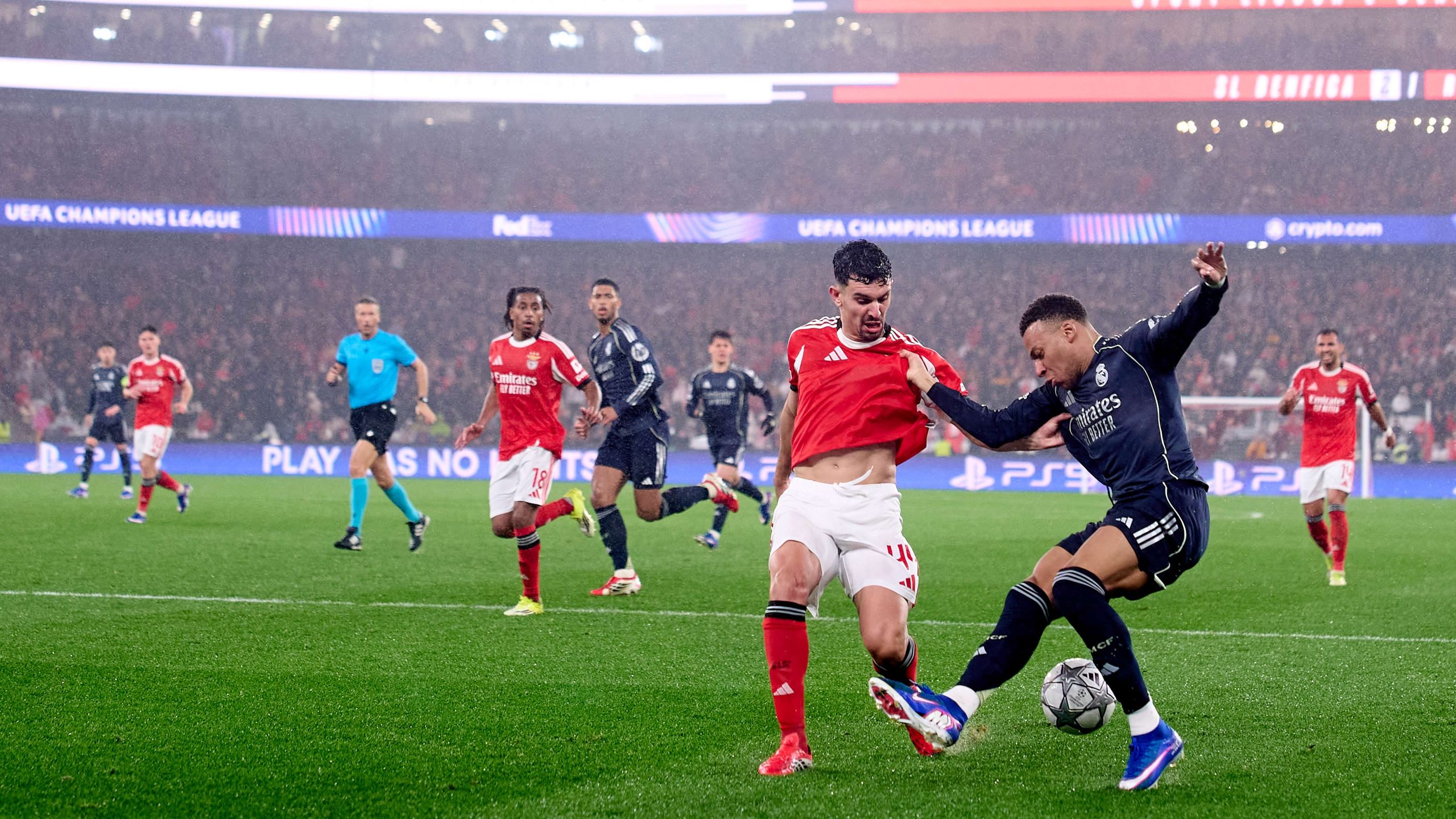 القنوات الناقلة لمباراة بنفيكا وريال مدريد في الأبطال: بث مباشر وتوقيت المباراة ومعلق اللقاء