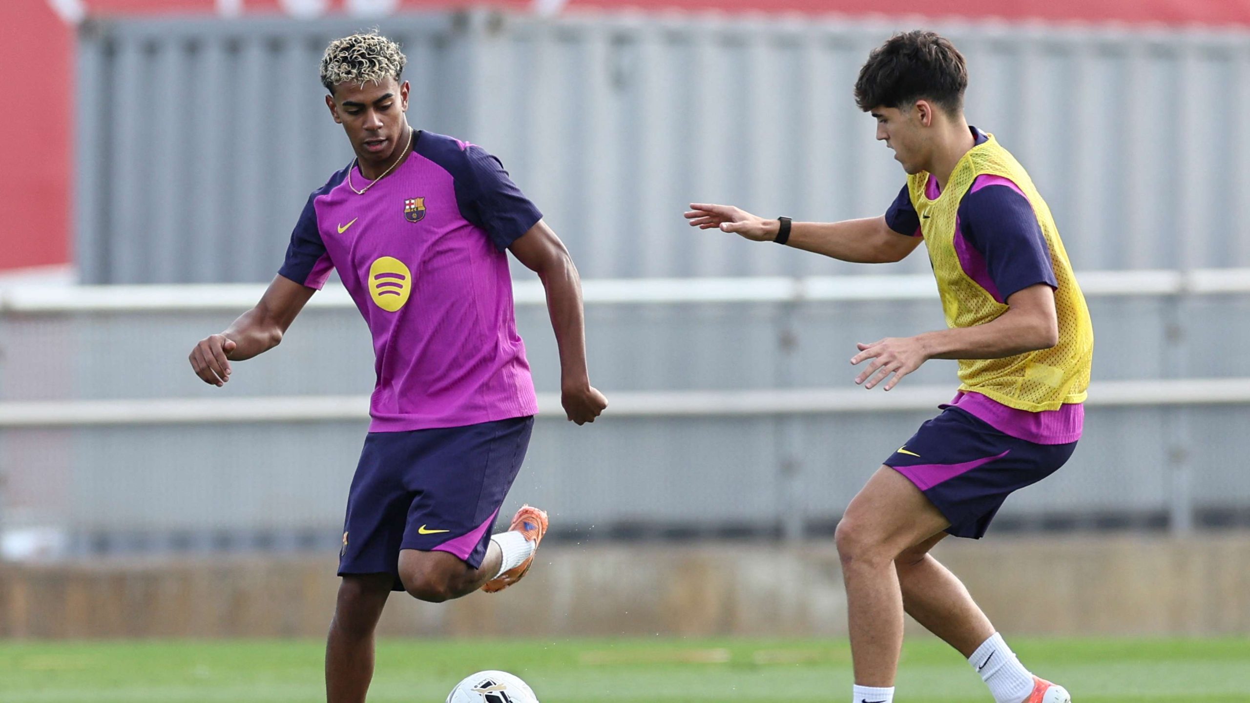 باو كوبارسي يكشف: يامال سخر مني! وهؤلاء الثلاثي مثلي الأعلى في الدفاع