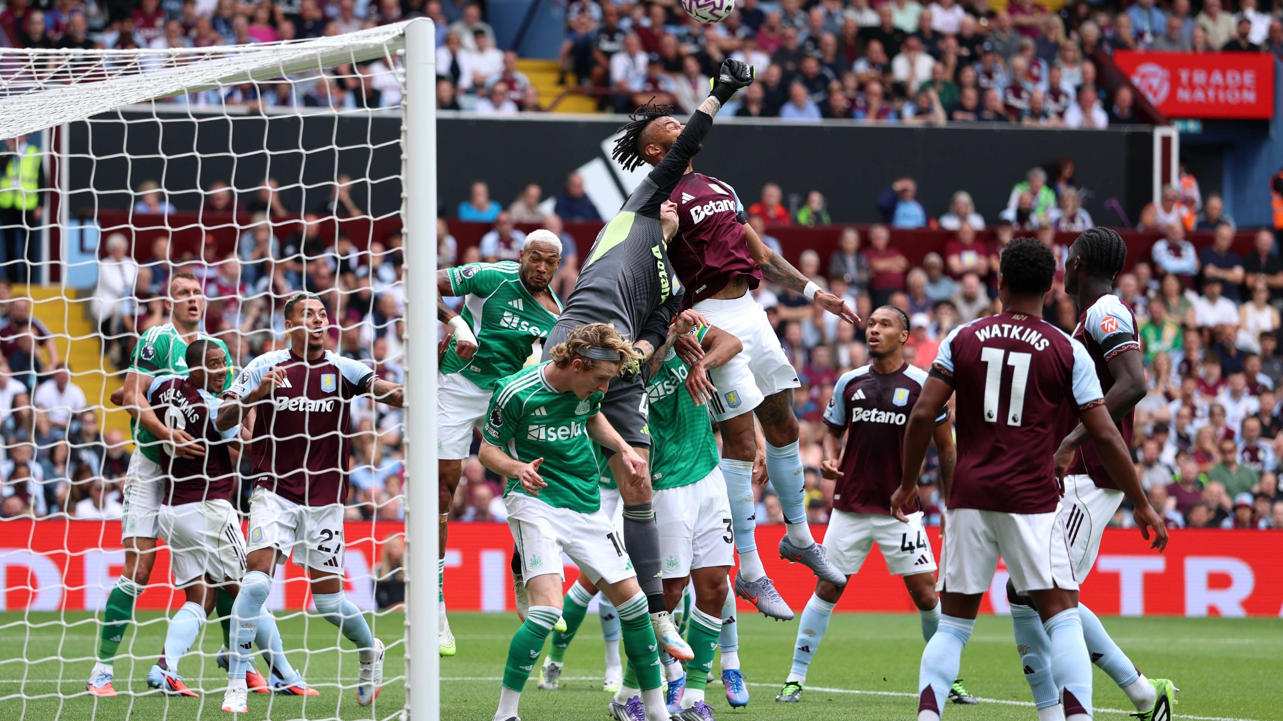 زلزال في التحكيم الإنجليزي: استبعاد الحكم كريس كافانا بعد فضيحة كأس كاراباو! هل انتهت مسيرته؟