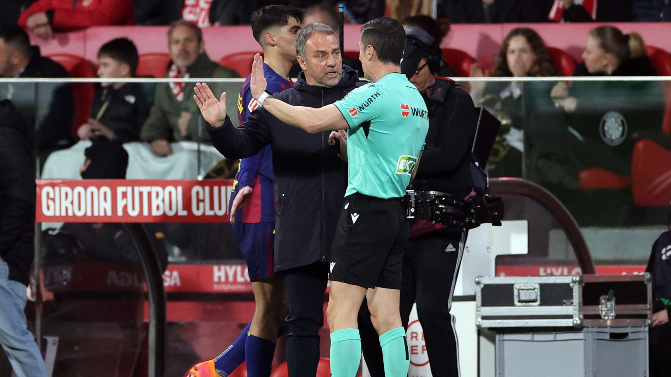 زلزال في برشلونة! فليك يفجرها: بعض اللاعبين لا يستحقون قميص البارسا بعد خسارة جيرونا المثيرة