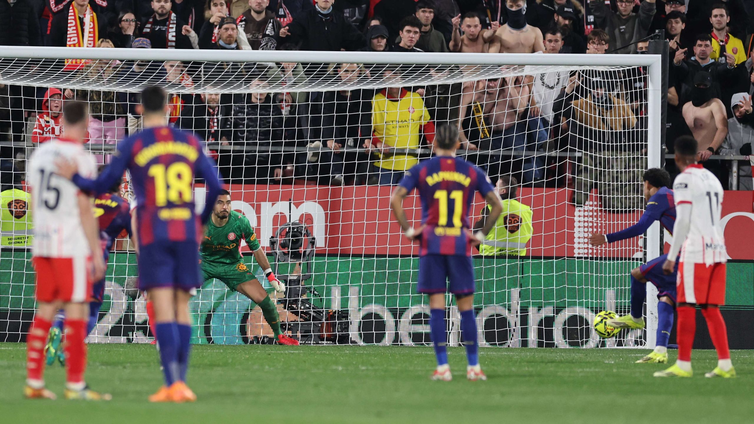 فيديو فضيحة تحكيمية تهز الليغا! خبير يفجر مفاجأة: برشلونة ضحية ظلم مزدوج