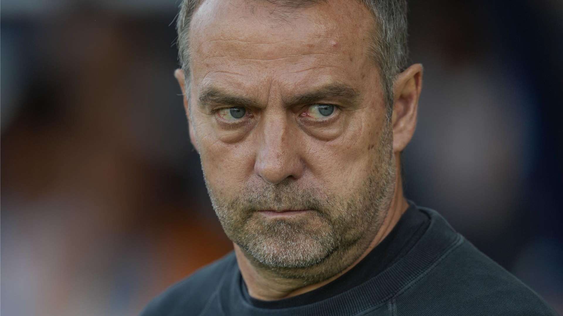 فيديو صادم: هانزي فليك يفاجئ صحفيًا بسؤال محرج وينهي المقابلة بغضب بعد خسارة برشلونة! هل فقد المدرب أعصابه؟