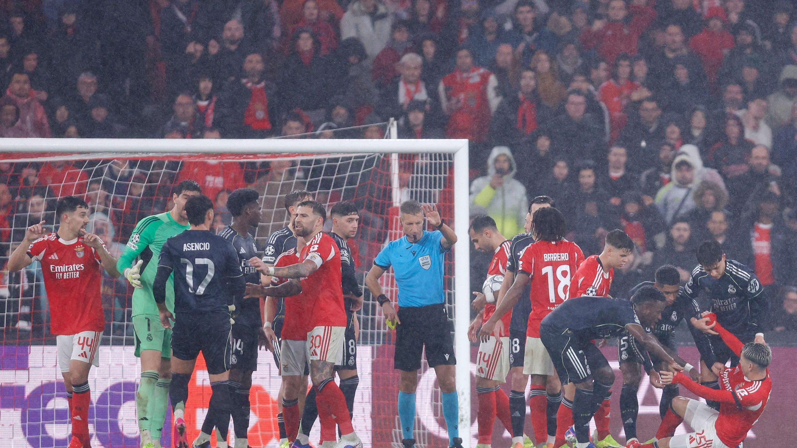 صدمة في بنفيكا قبل موقعة ريال مدريد! هل يتحكم اليويفا في مصير دوري الأبطال؟