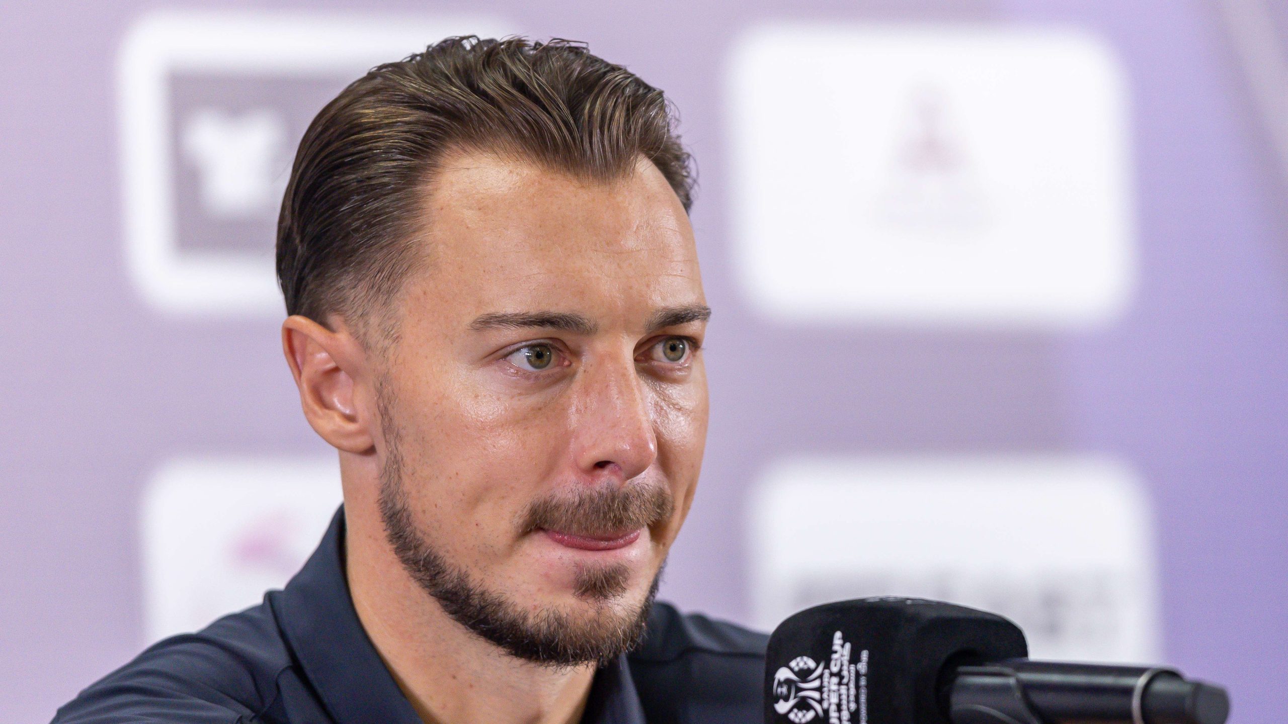 مفاجأة في الأهلي: عطل كهربائي يؤخر مؤتمر المدرب يايسله قبل مواجهة النجمة الحاسمة