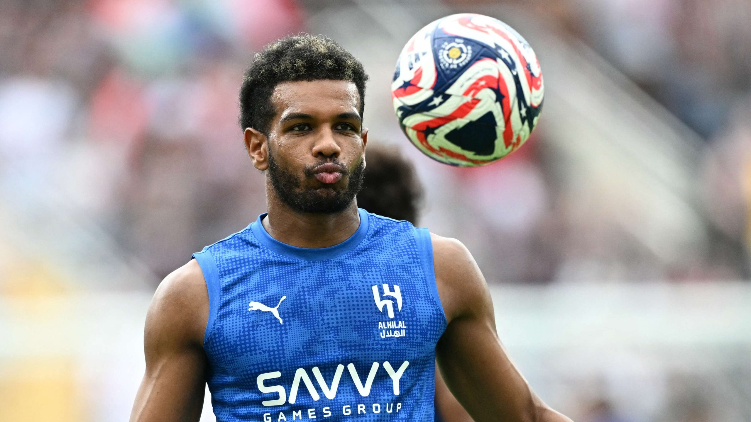 “شبح البليهي” يظهر في بلجيكا.. ديربي بروج يعيد ذكريات “الأرض أرضي” بلقطة مثيرة للجدل