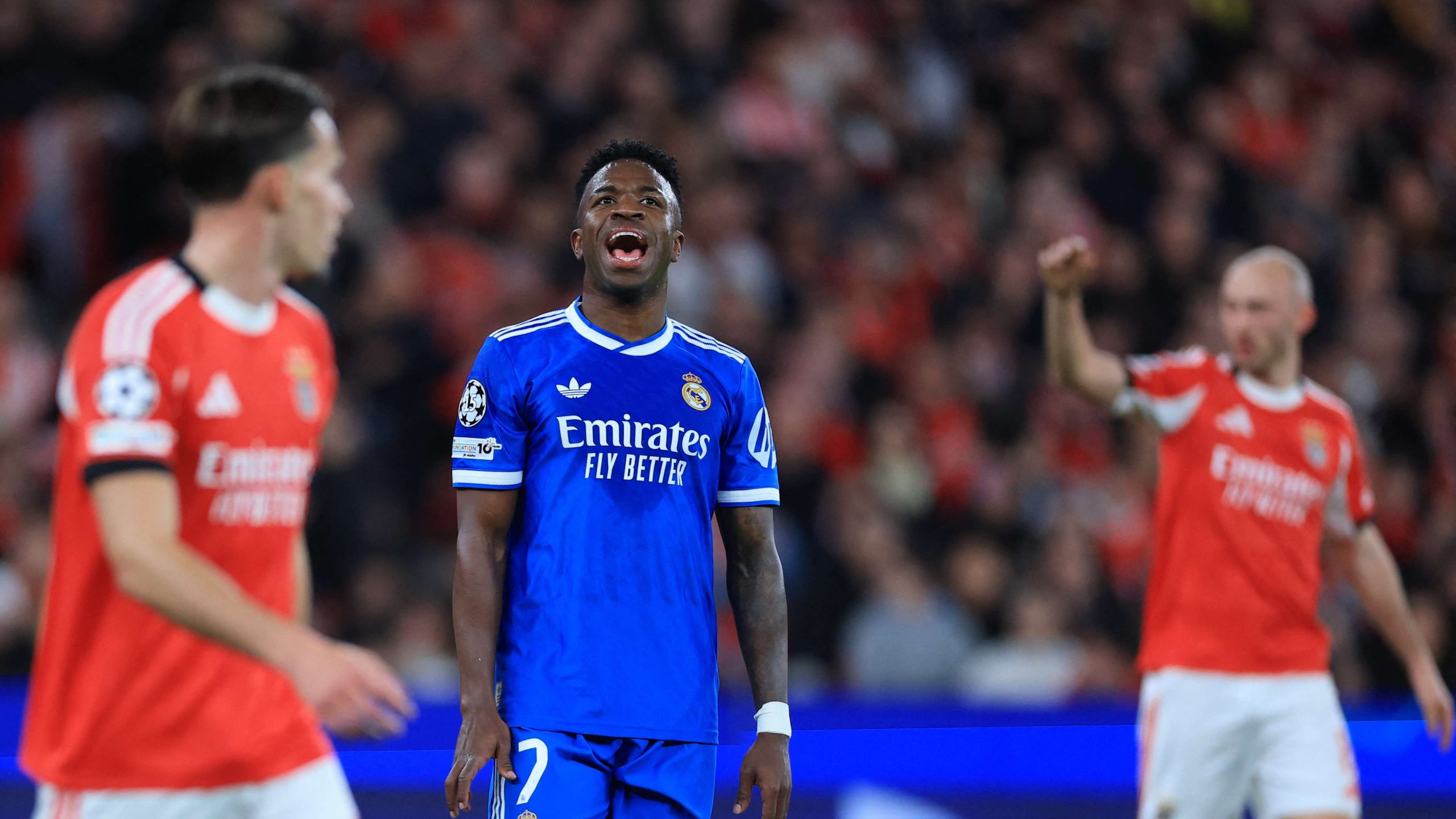 أزمة عنصرية تهز مباراة ريال مدريد وبنفيكا: هل رقصة فينيسيوس أشعلت فتيل التعصب؟