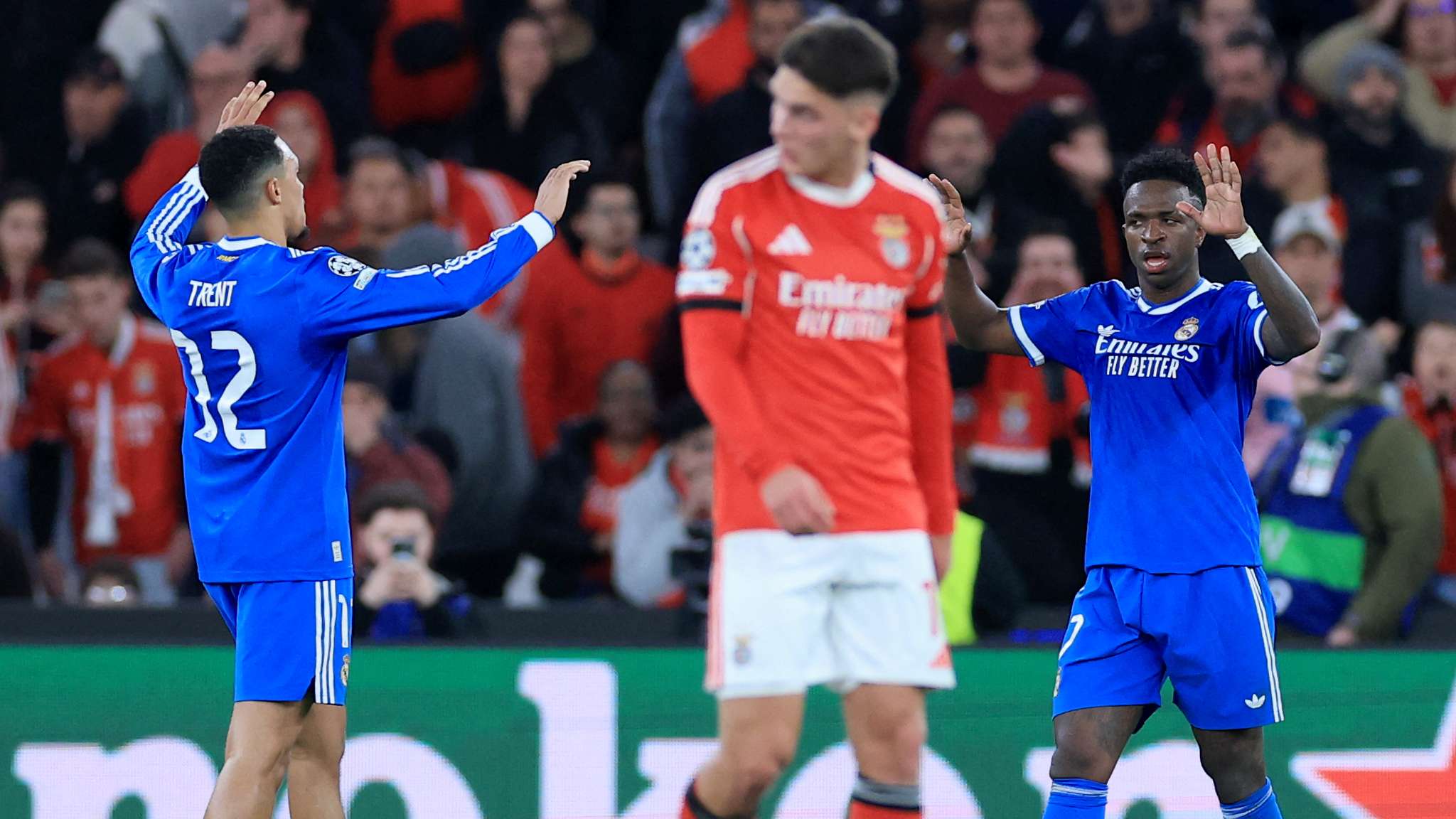 أرنولد ينتقد أحداث مباراة ريال مدريد وبنفيكا: ‘عار على كرة القدم’ ويثير الجدل!