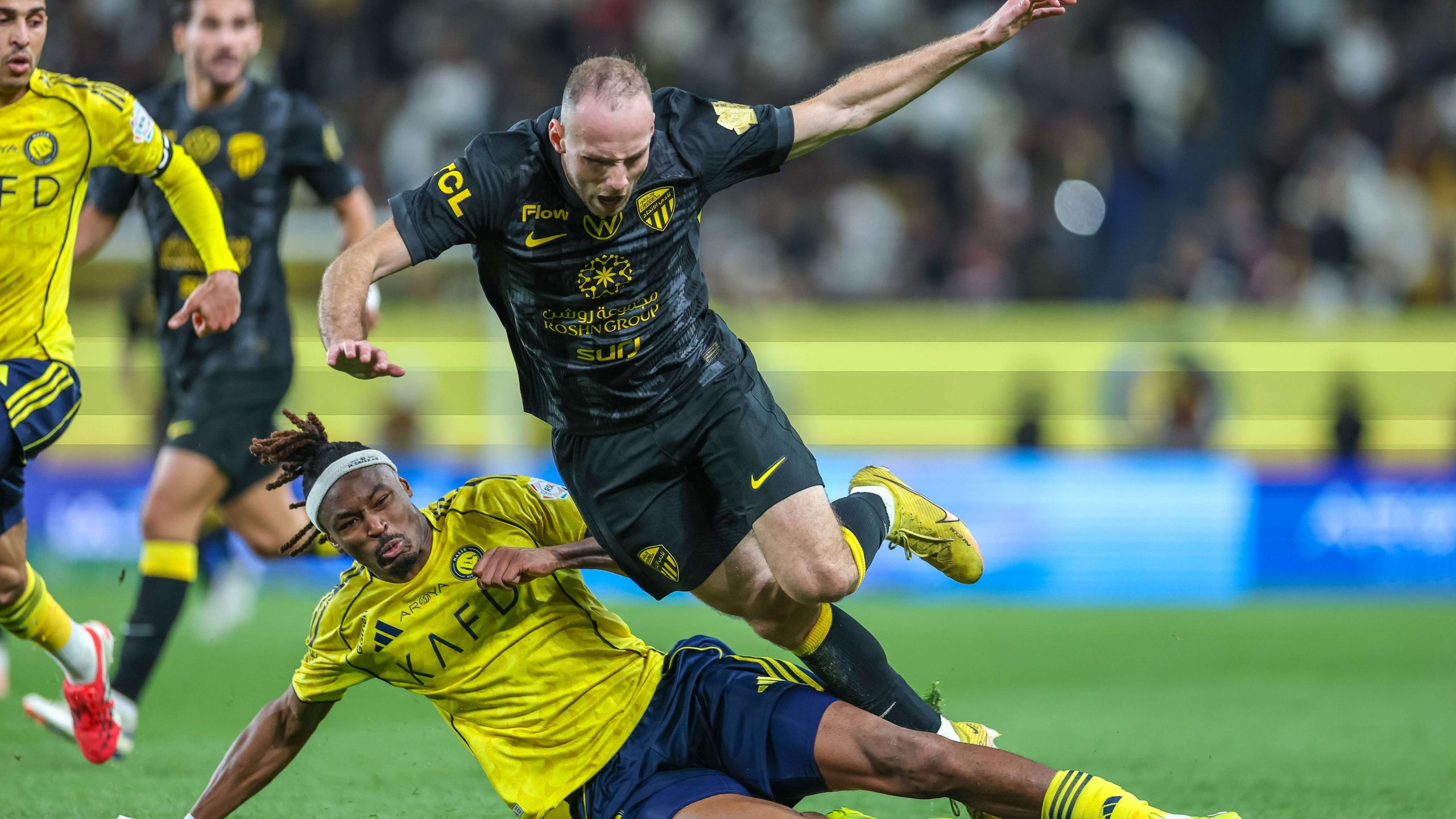 قبل كلاسيكو الهلال: نجم الاتحاد يغادر السعودية “اضطرارياً” والغموض يحيط بمشاركته