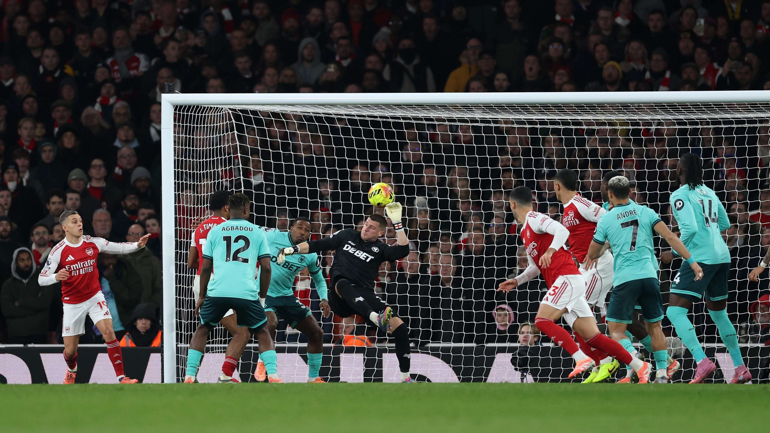 صراع الصدارة يشتعل: رقم وولفرهامبتون التاريخي يُهدد حلم آرسنال في البريميرليج!