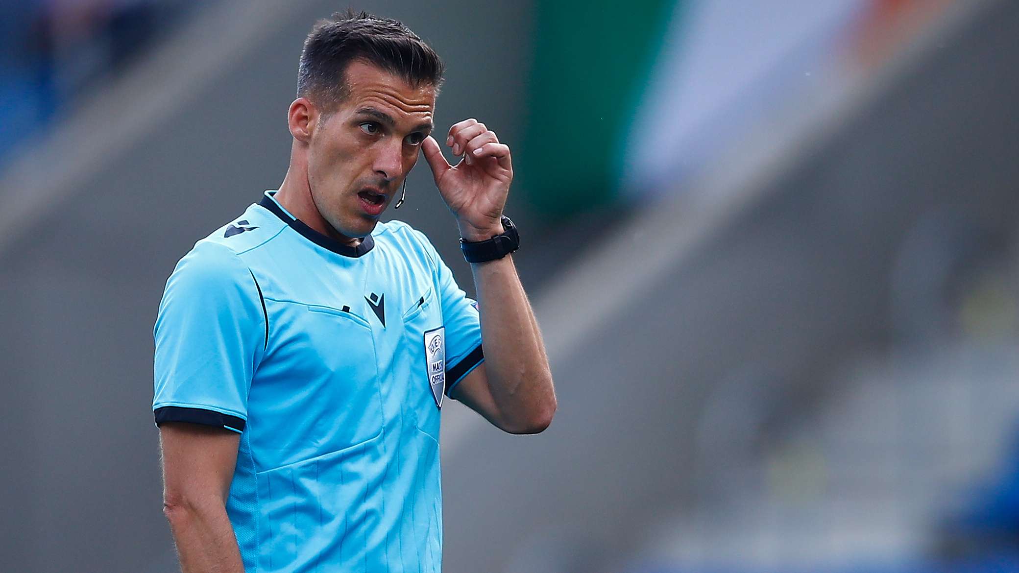 فضيحة تحكيمية تهز إسبانيا: هل تسببت زوجة مسؤول مدريدي في أزمة بين برشلونة ولجنة الحكام؟