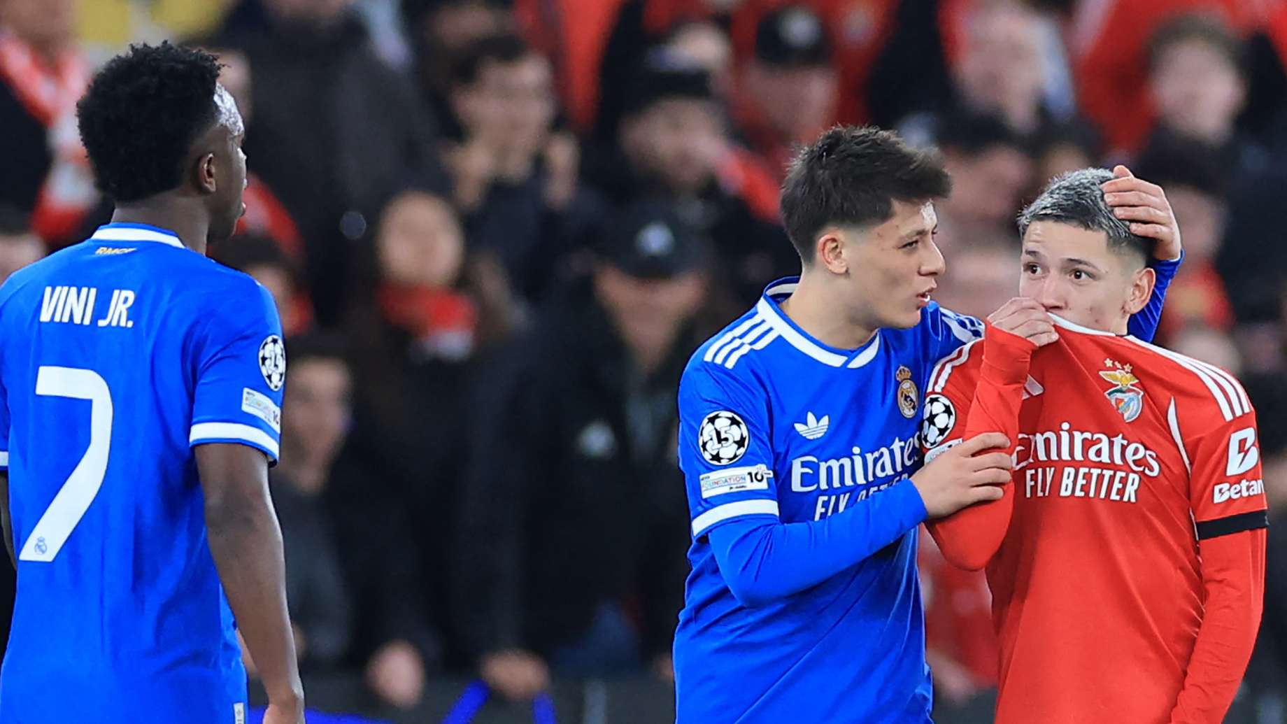 قانون بريستياني الجديد: الفيفا يلاحق الإساءات اللفظية في الملاعب