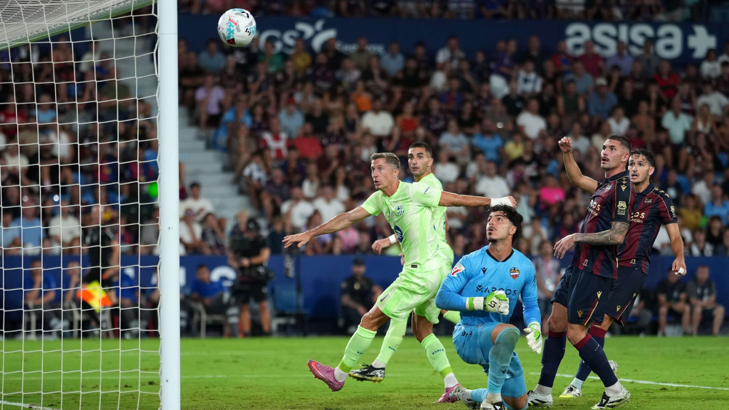 مباراة برشلونة وليفانتي في الدوري الإسباني: الموعد والقنوات الناقلة