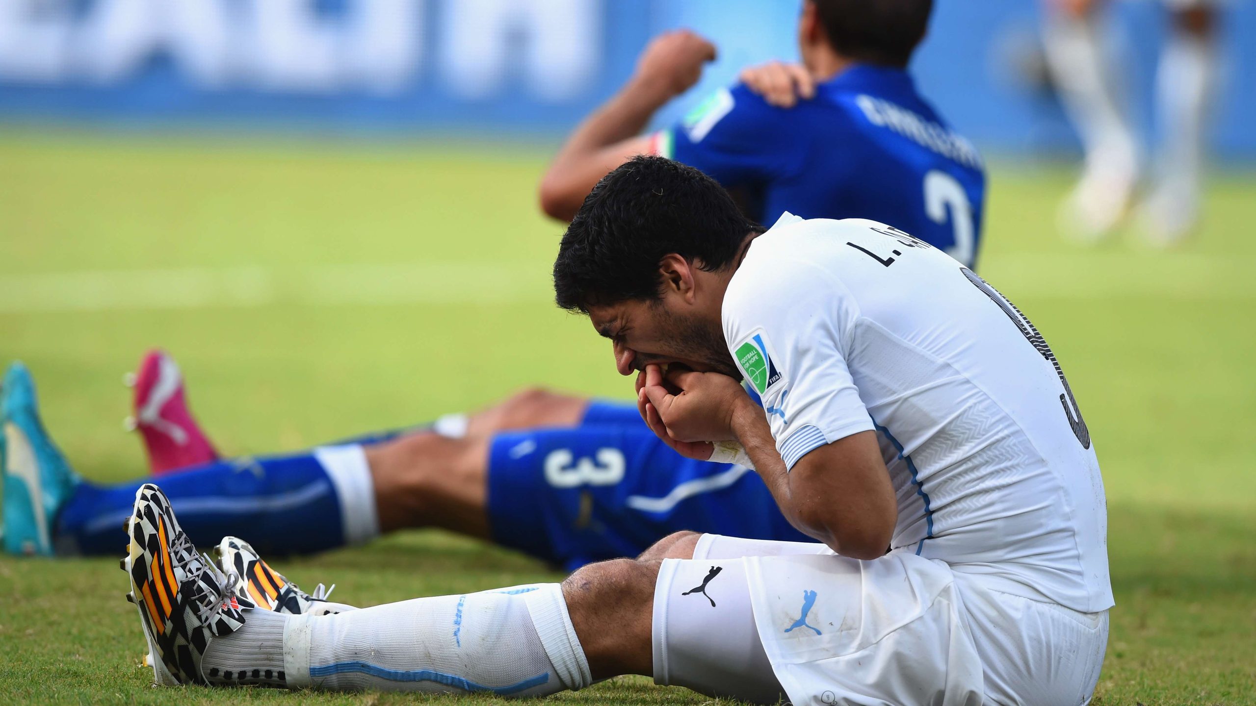 عضة في الدوري الإسباني تعيد ذكريات لويس سواريز وتتسبب في طرد مبكر