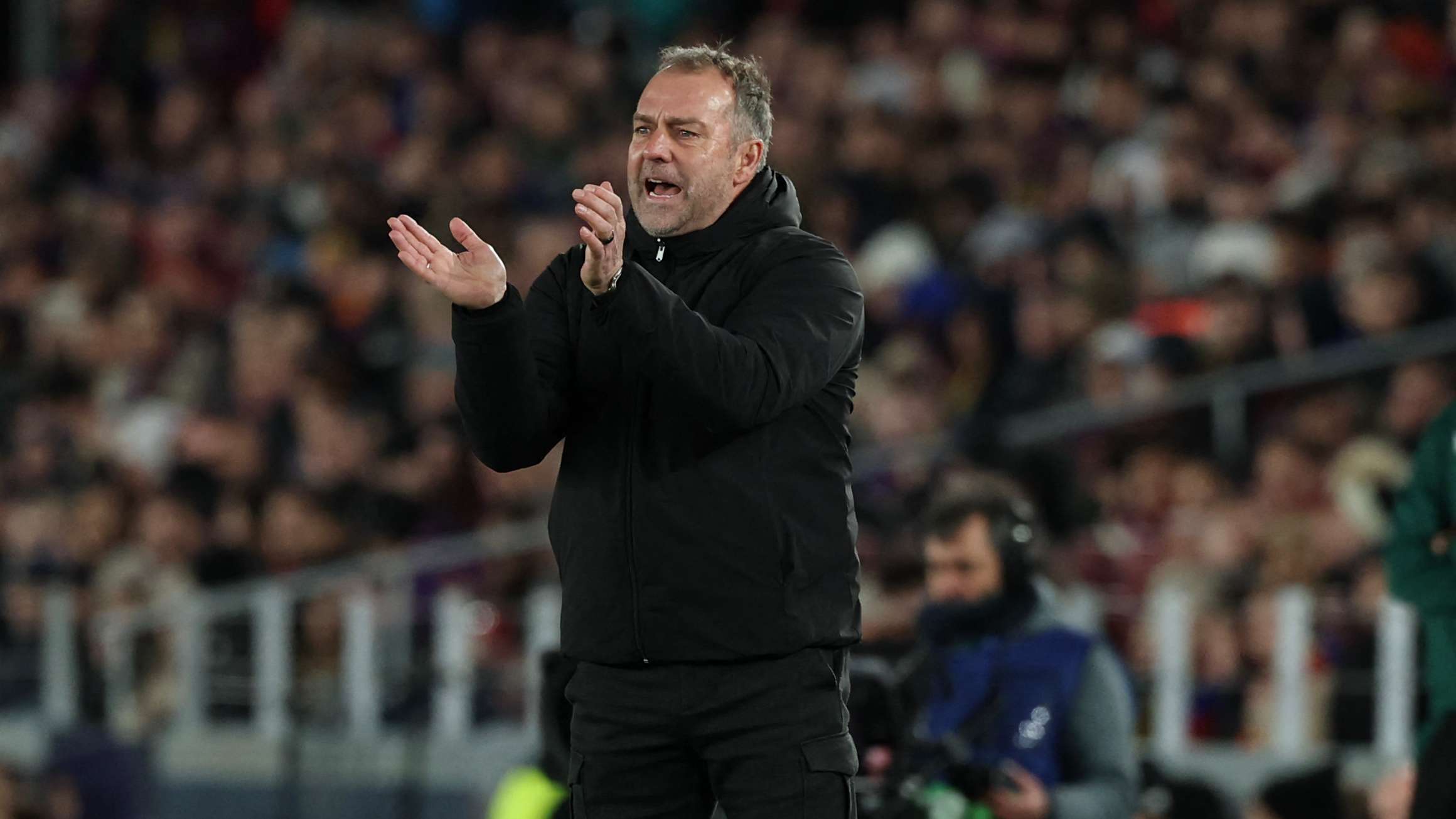 خطة هانز فليك لإنقاذ توازن برشلونة الدفاعي في الدوري الإسباني