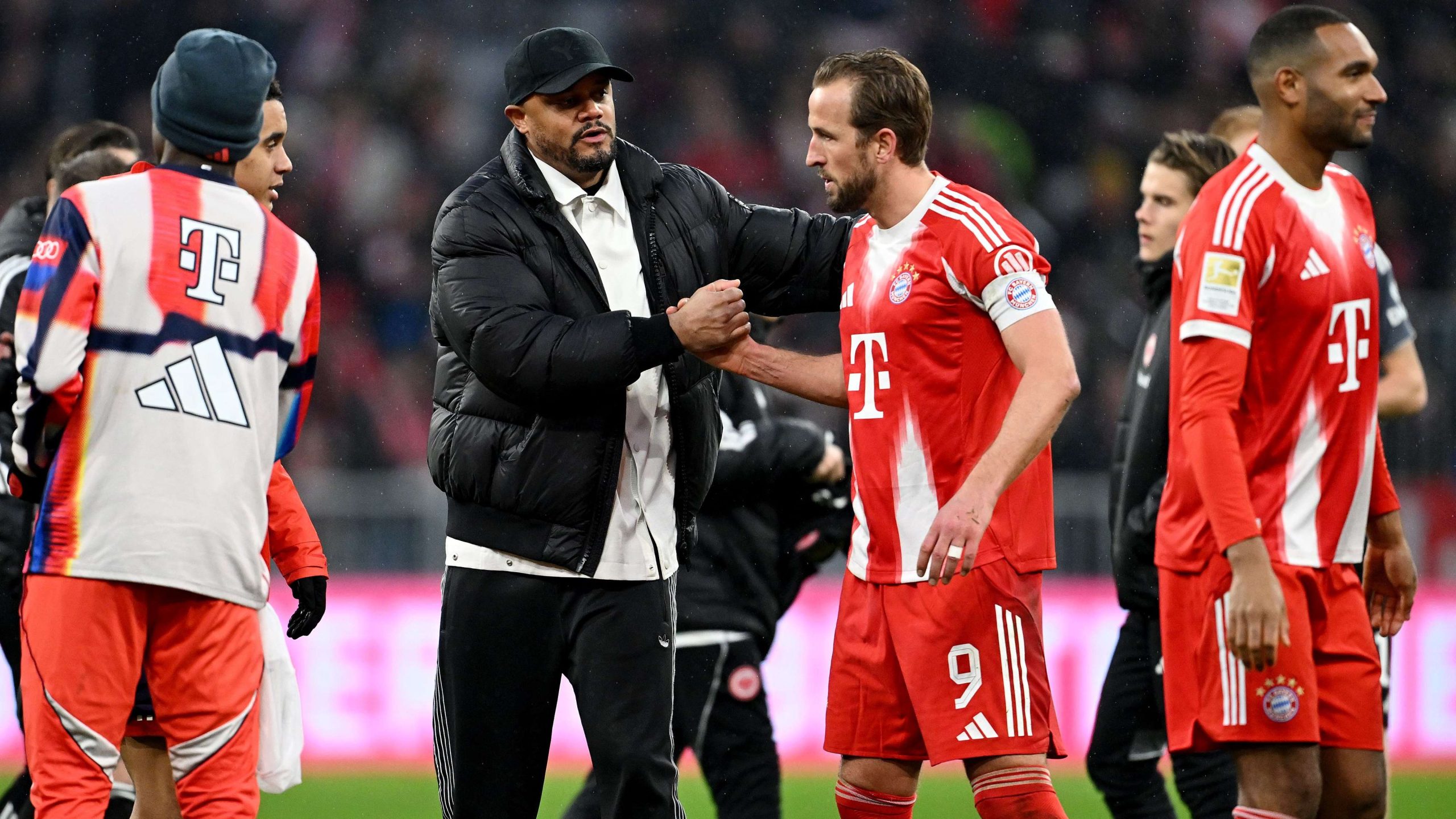 إصابة ألفونسو ديفيز تثير القلق في بايرن ميونخ بعد الفوز على فرانكفورت