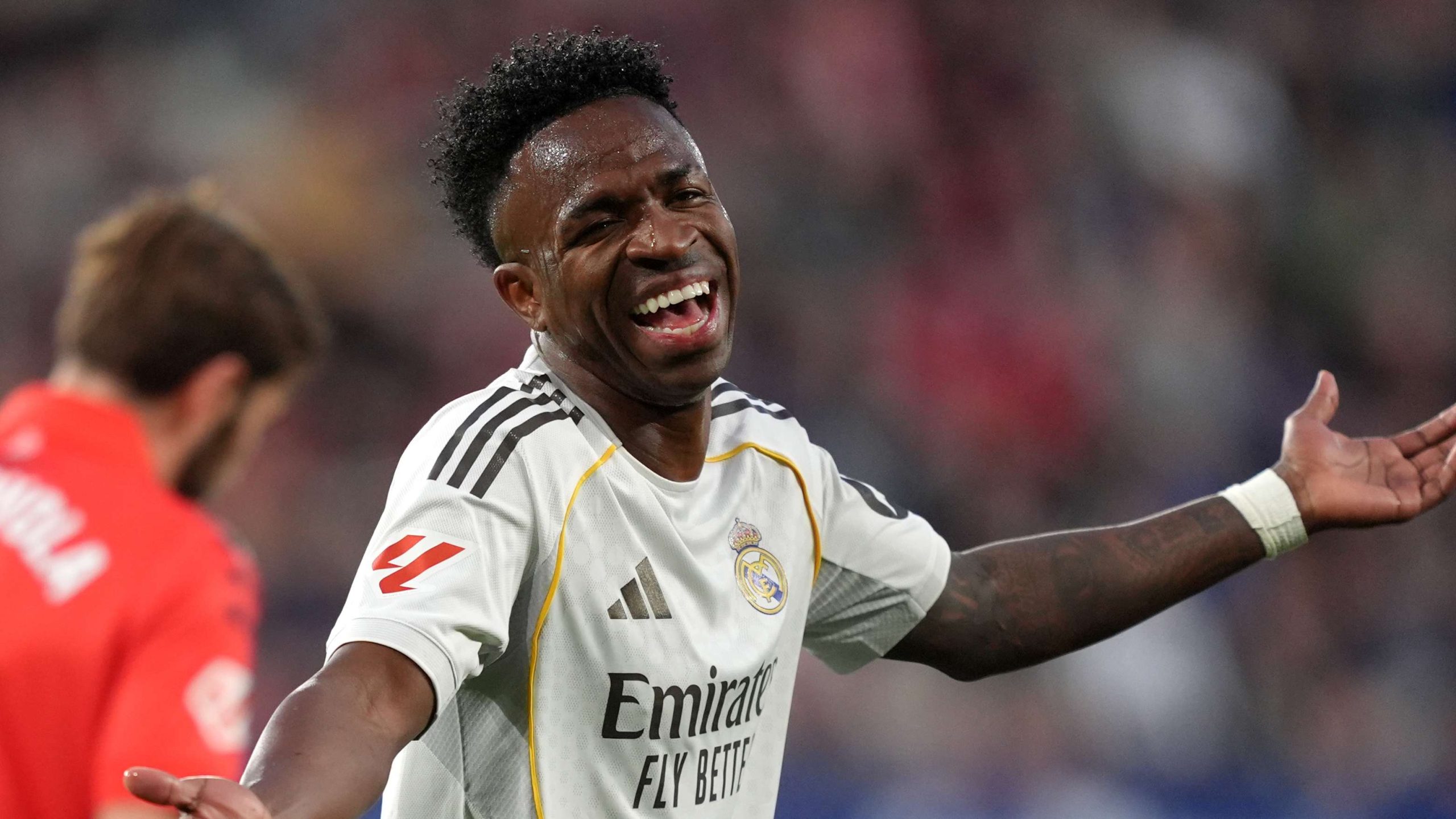 غضب فينيسيوس جونيور تجاه لاعبي ريال مدريد في مواجهة أوساسونا بالليجا