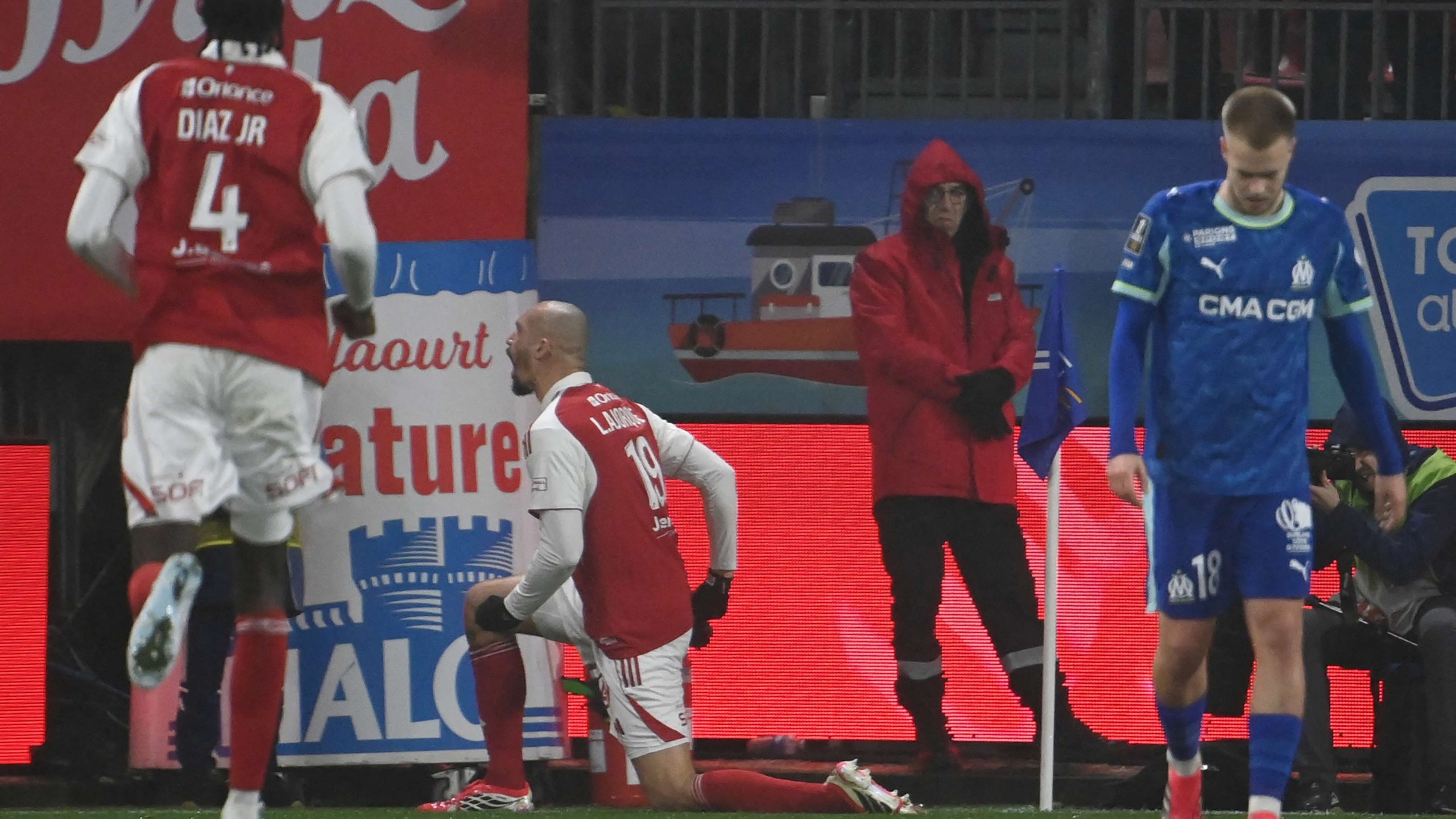 أداء نايف أكرد يثير الجدل بعد خسارة مارسيليا أمام بريست