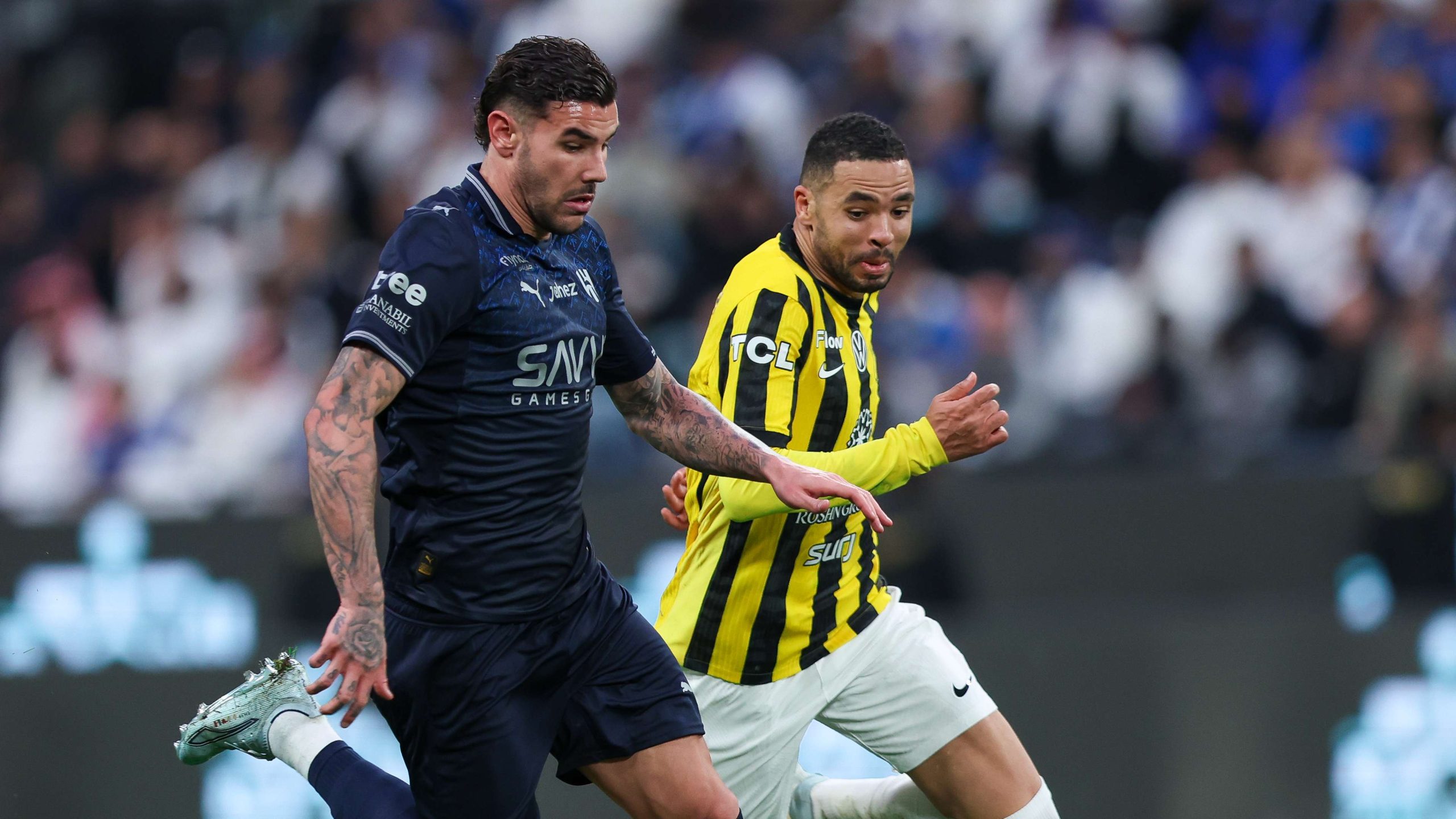 ركلة جزاء الاتحاد المفقودة أمام الهلال تثير الجدل في دوري روشن