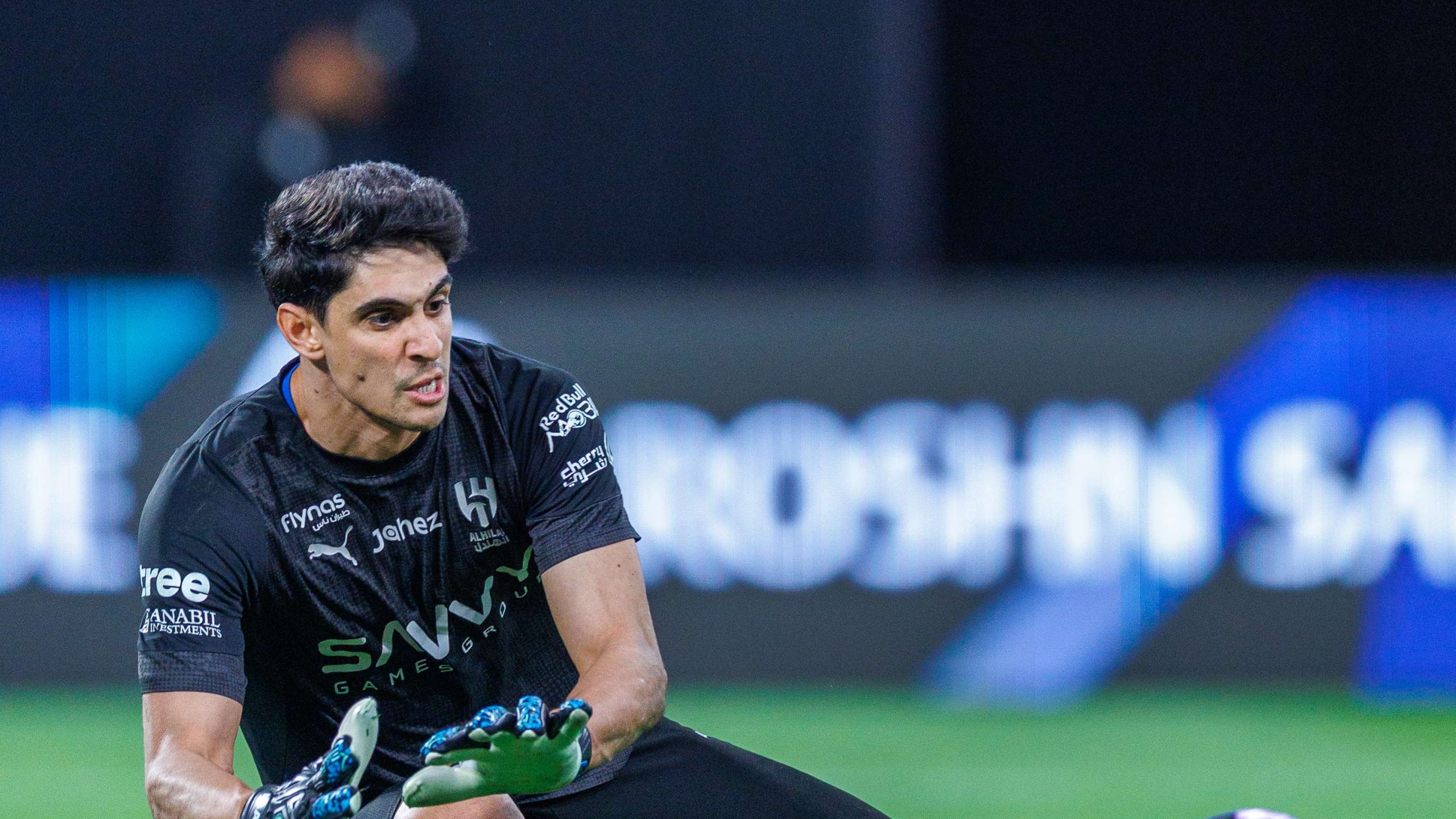 ياسين بونو حارس الهلال يعبر عن إحباطه بعد التعادل في الكلاسيكو