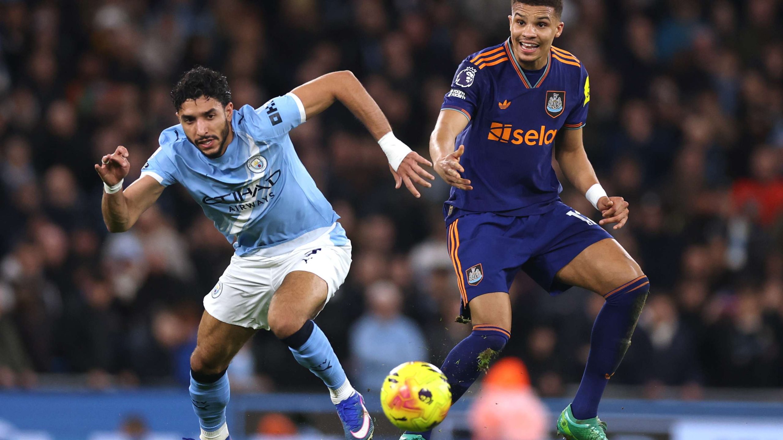 مباراة السيتي ونيوكاسل تشهد جدلاً تحكيمياً واسعاً في الدوري الإنجليزي