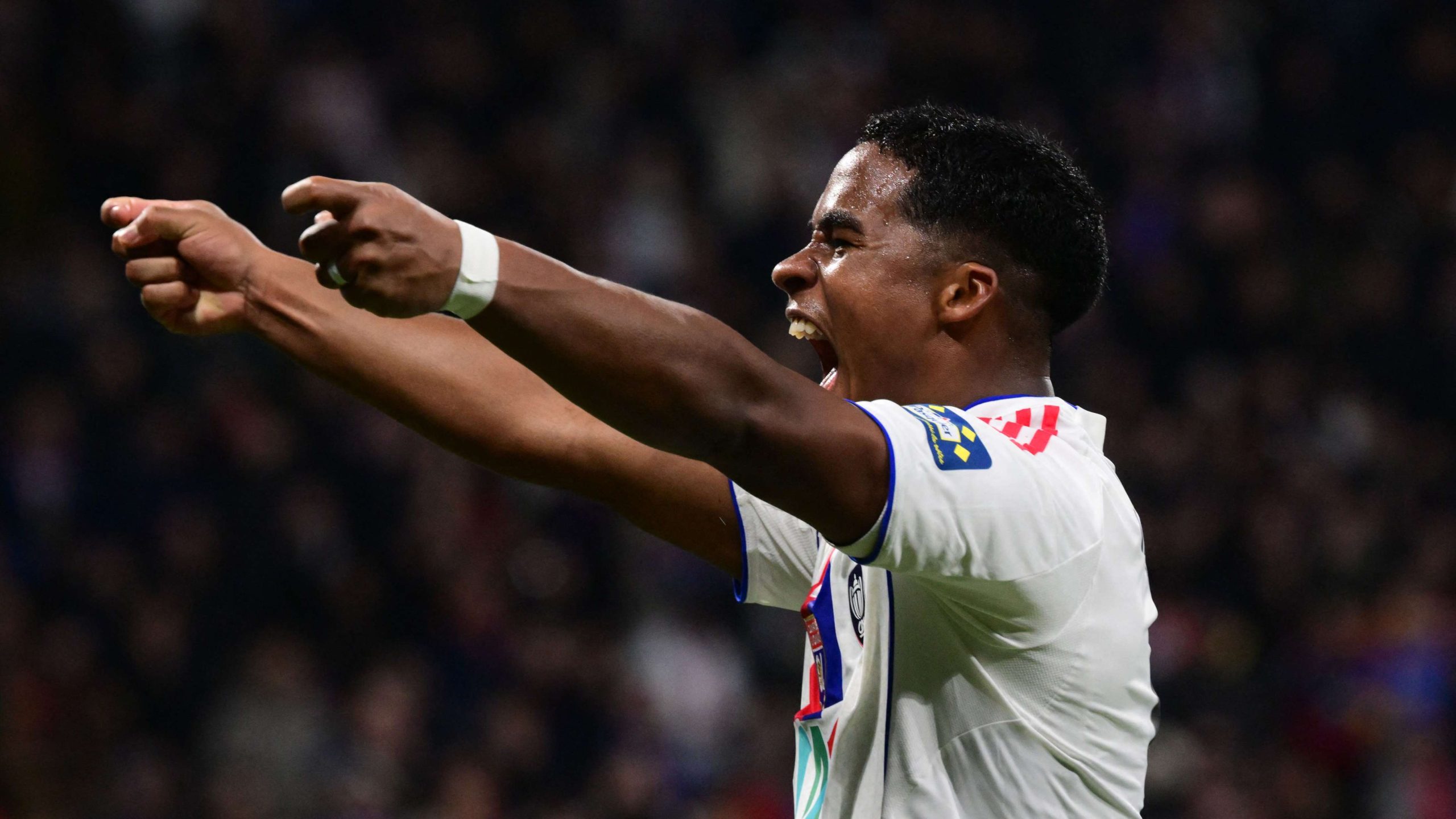 إندريك مع أولمبيك ليون: الماتادور يزلزل فرنسا ويحلم بلقب الأبطال مع مبابي