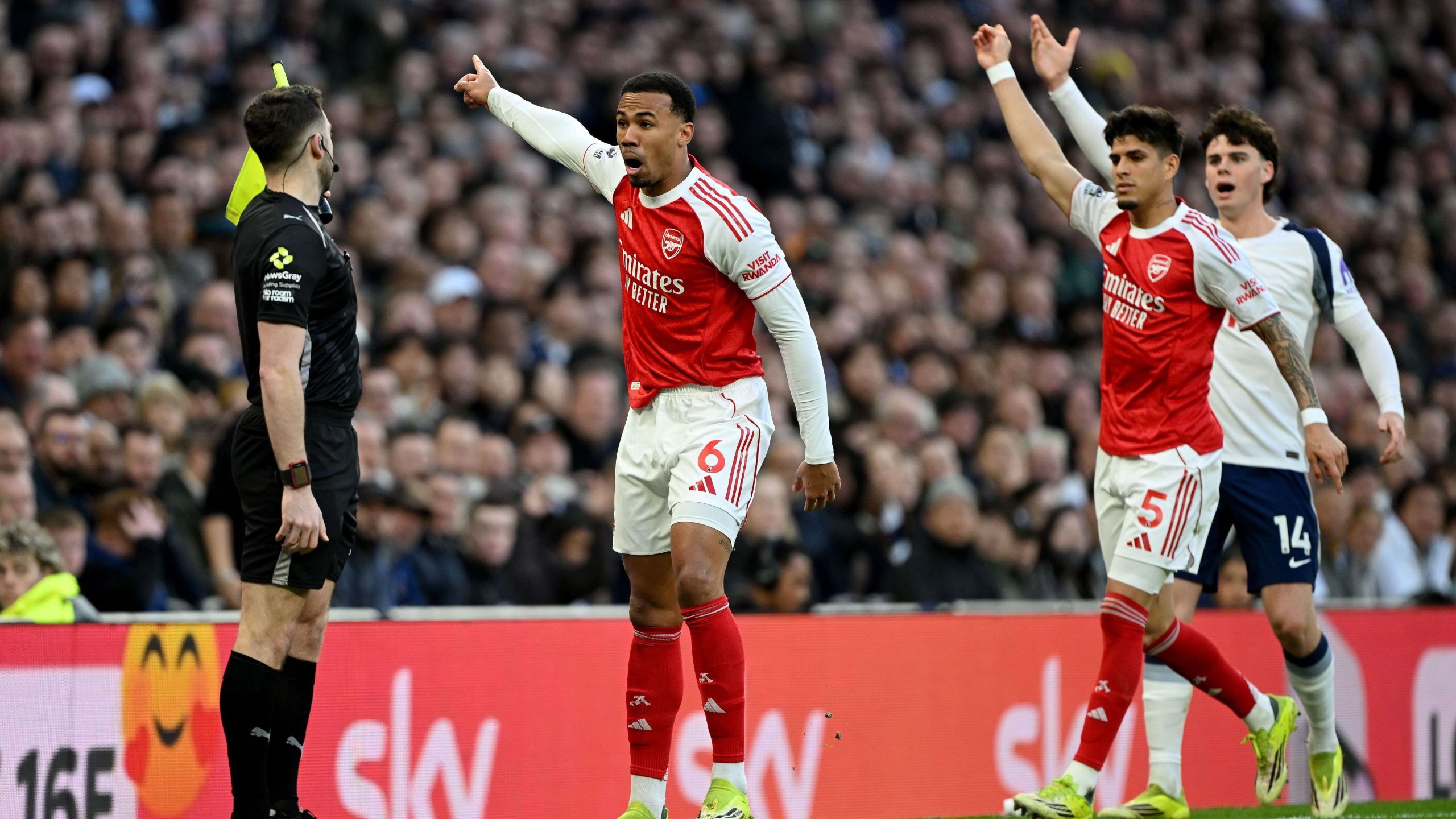 مباراة آرسنال وتوتنهام تشهد دراما تقنية وتوقفاً مفاجئاً في البريميرليج