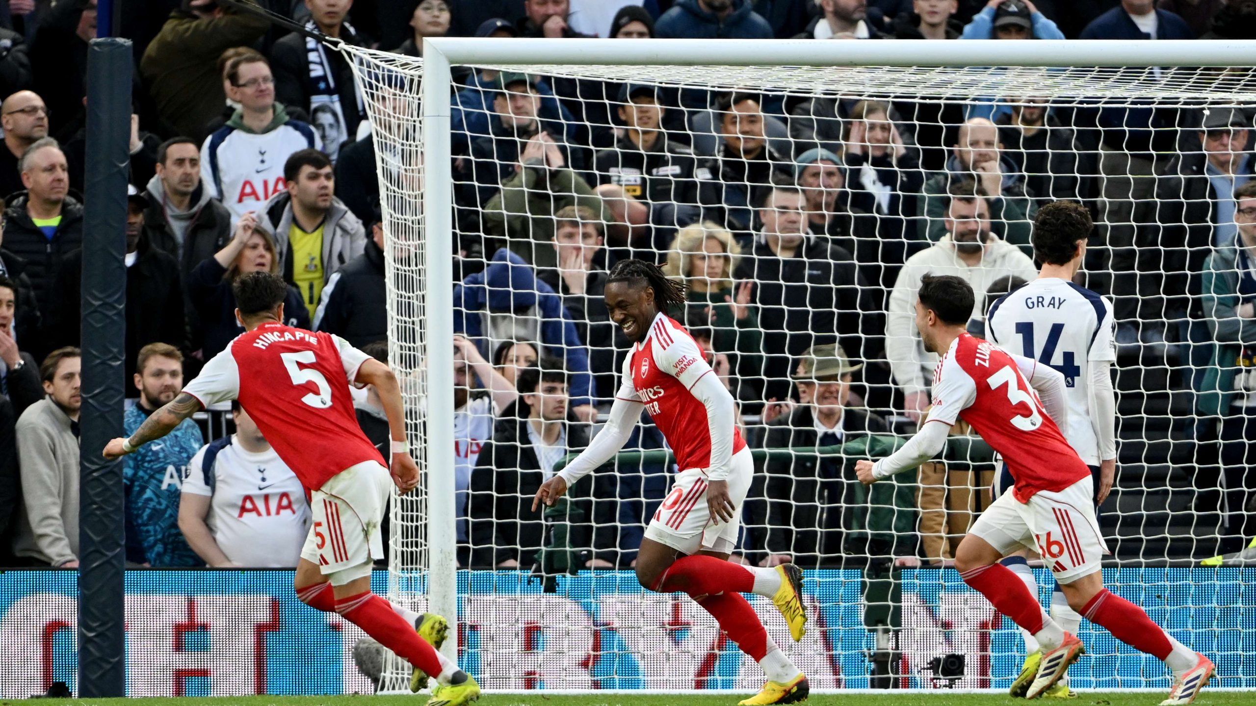 إيزي نجم آرسنال يواصل هوايته المفضلة في تمزيق شباك توتنهام