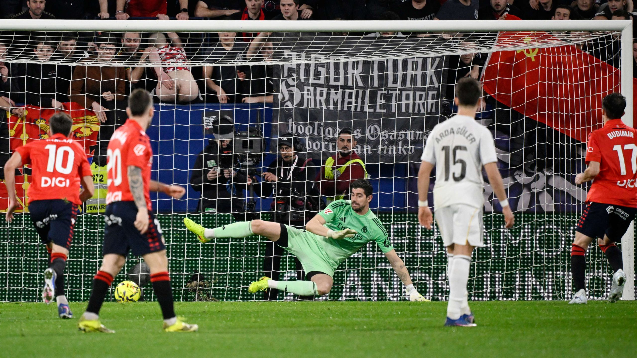 غضب ريال مدريد ينفجر: “ليس لدينا نيجريرا” والتحكيم يمنح برشلونة الصدارة