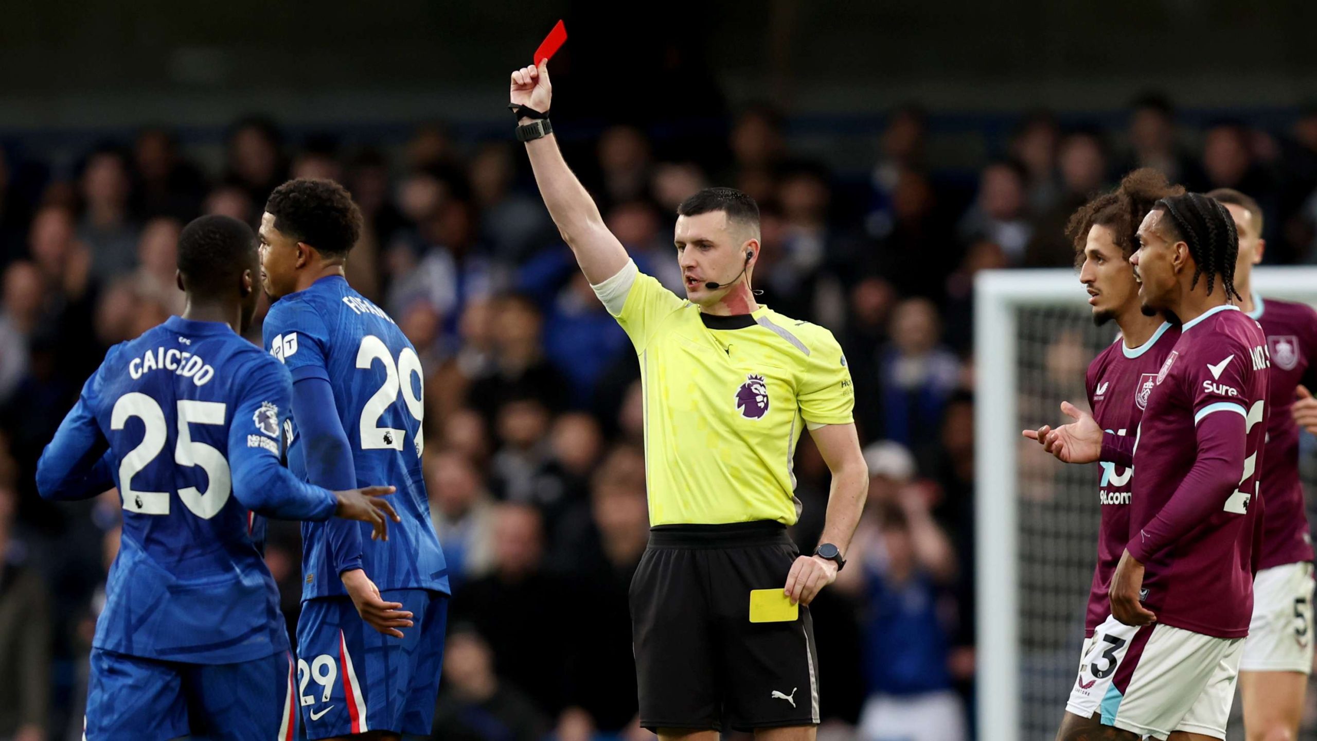 بطاقات تشيلسي الحمراء تهدد الفريق برقم قياسي سلبي في البريميرليج