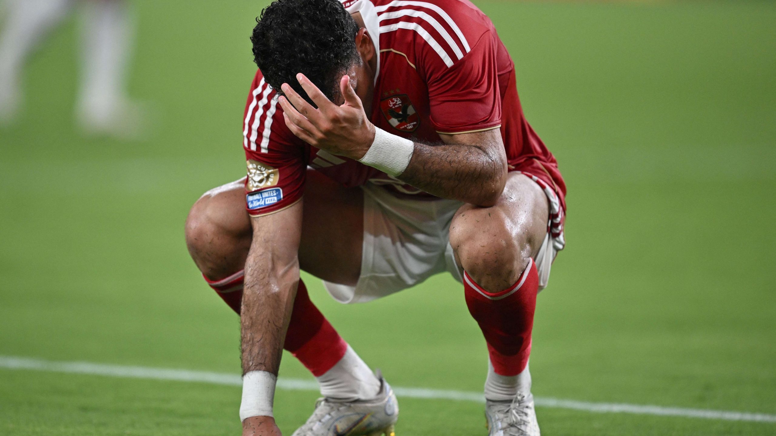 زيزو في الأهلي: إصابة دموية وسخرية من العقد في رامز ليفل الوحش