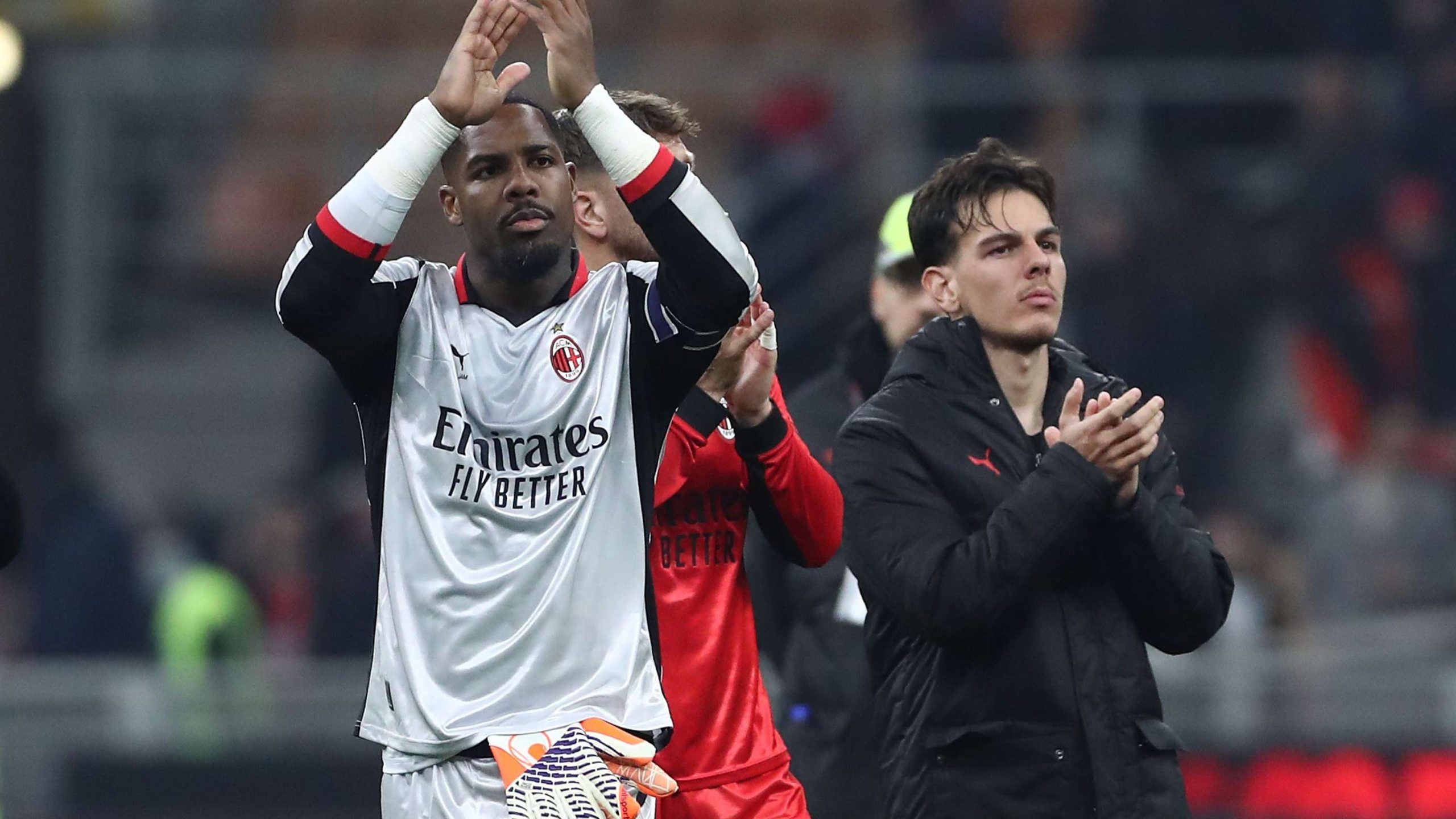 مستقبل مايك ماينان مع ميلان: الفرنسي يرفض إغراءات يوفنتوس وبايرن