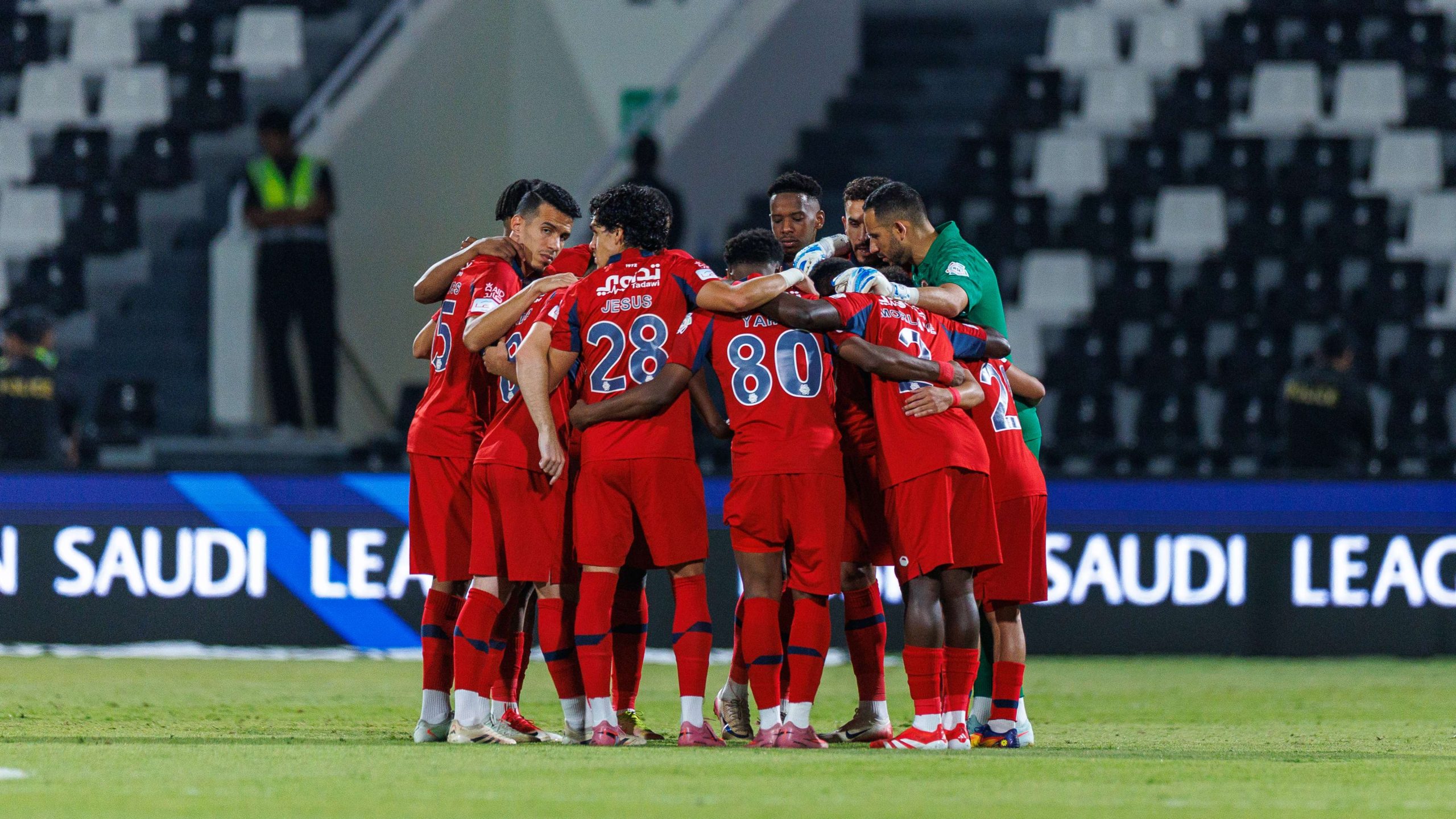 مباراة الأهلي وضمك تشعل الدوري بجدل تحكيمي واسع وصدارة أهلاوية