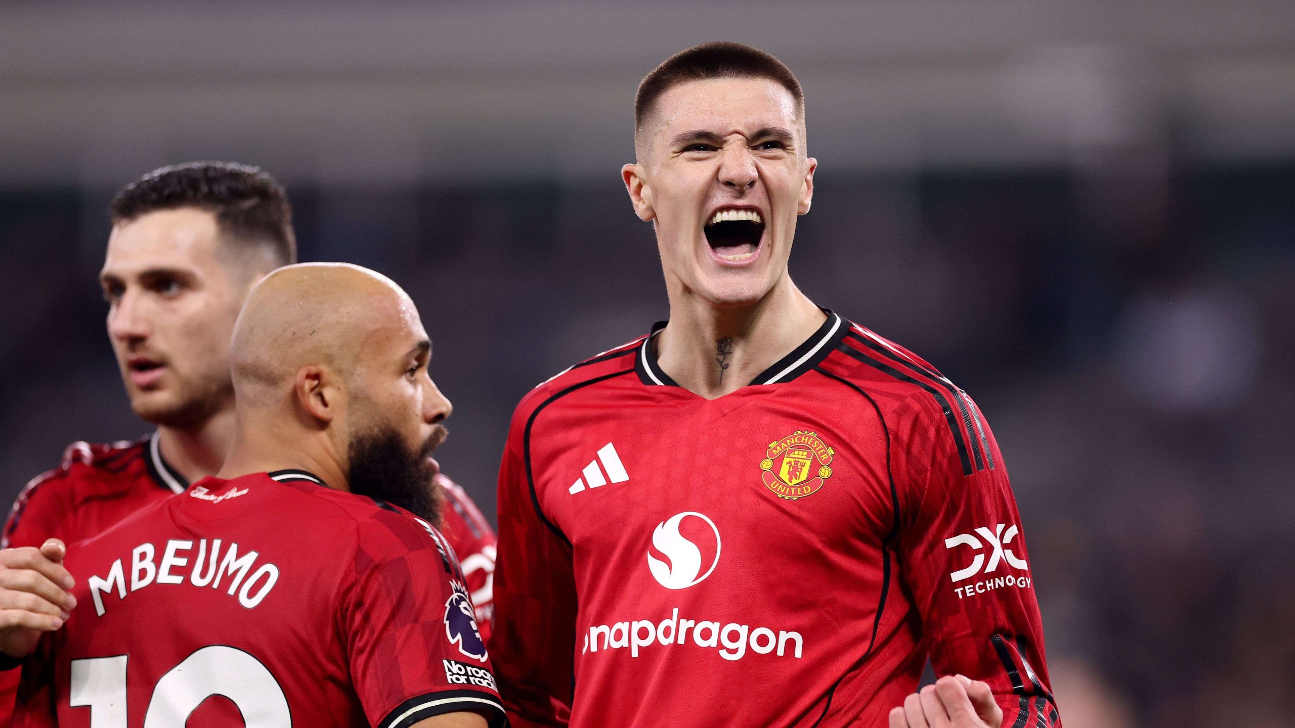 مانشستر يونايتد يقتحم المربع الذهبي برصاصة سيسكو القاتلة في شباك إيفرتون