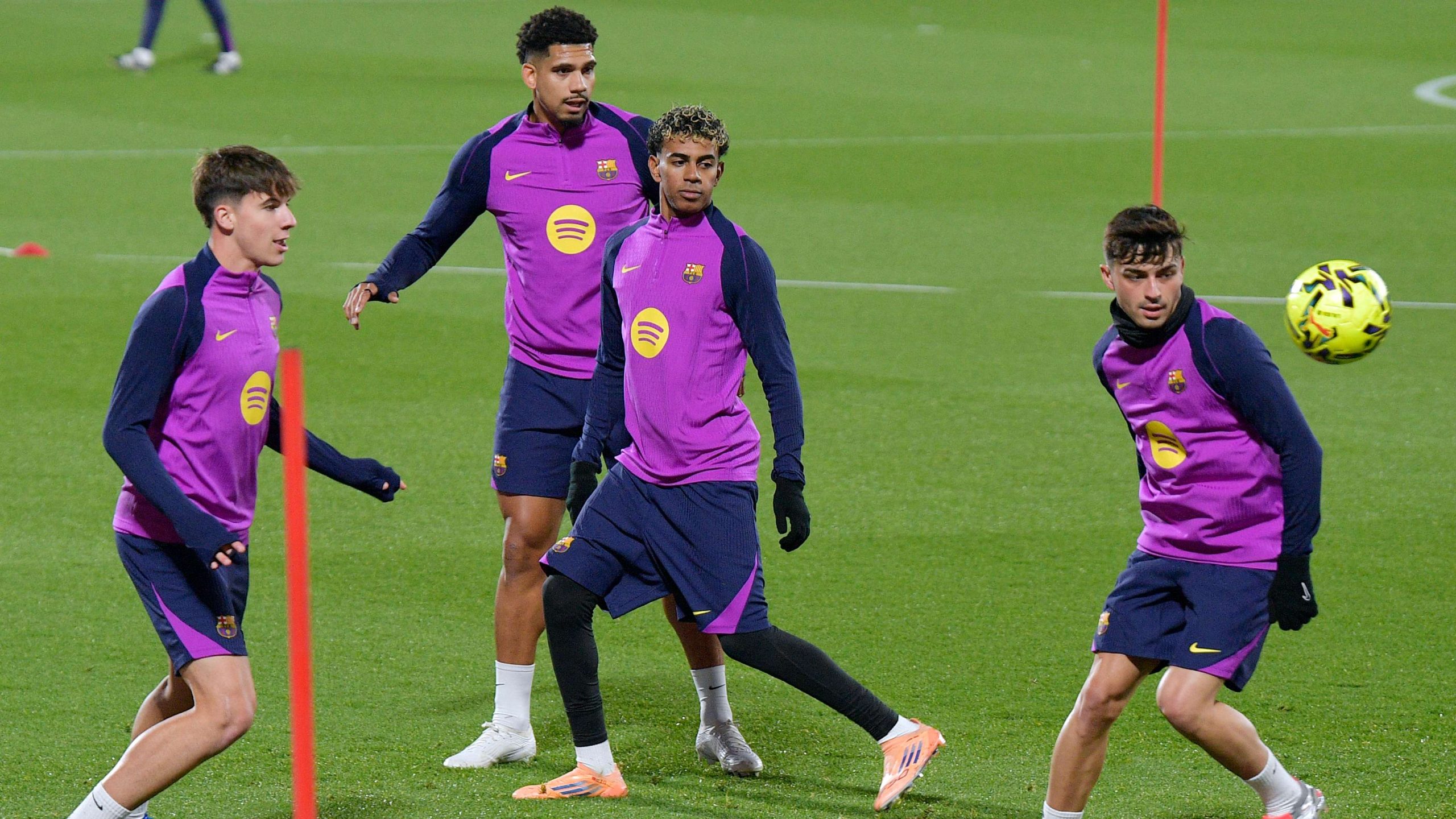 نجم برشلونة بيدري يكشف أسرار غرفة ملابس البارسا ومفاجأة مبابي