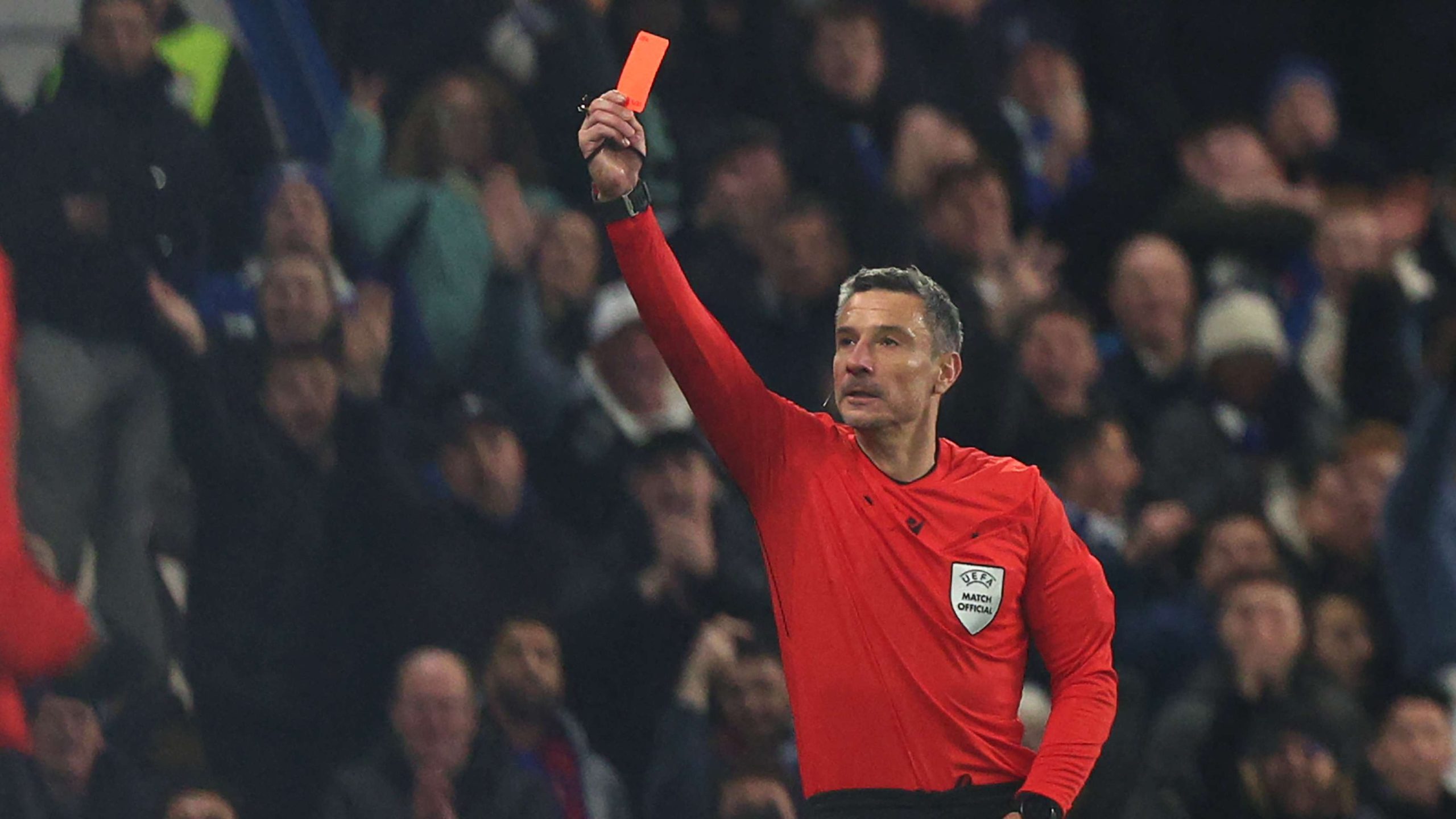 حكم مباراة ريال مدريد وبنفيكا يثير الجدل بماضٍ صادم من السلاح والمخدرات