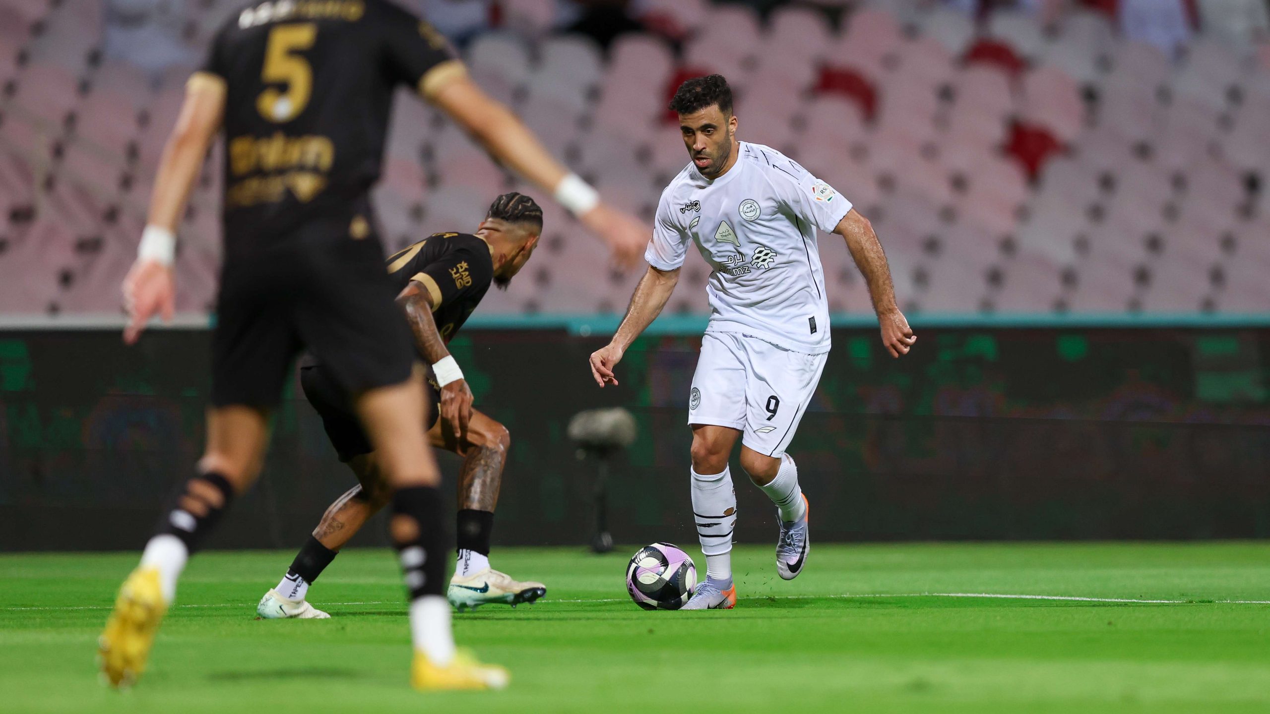 أزمة حمد الله وكاراسكو تشتعل: “الساطي” يحذف الشباب من حياته الرقمية!