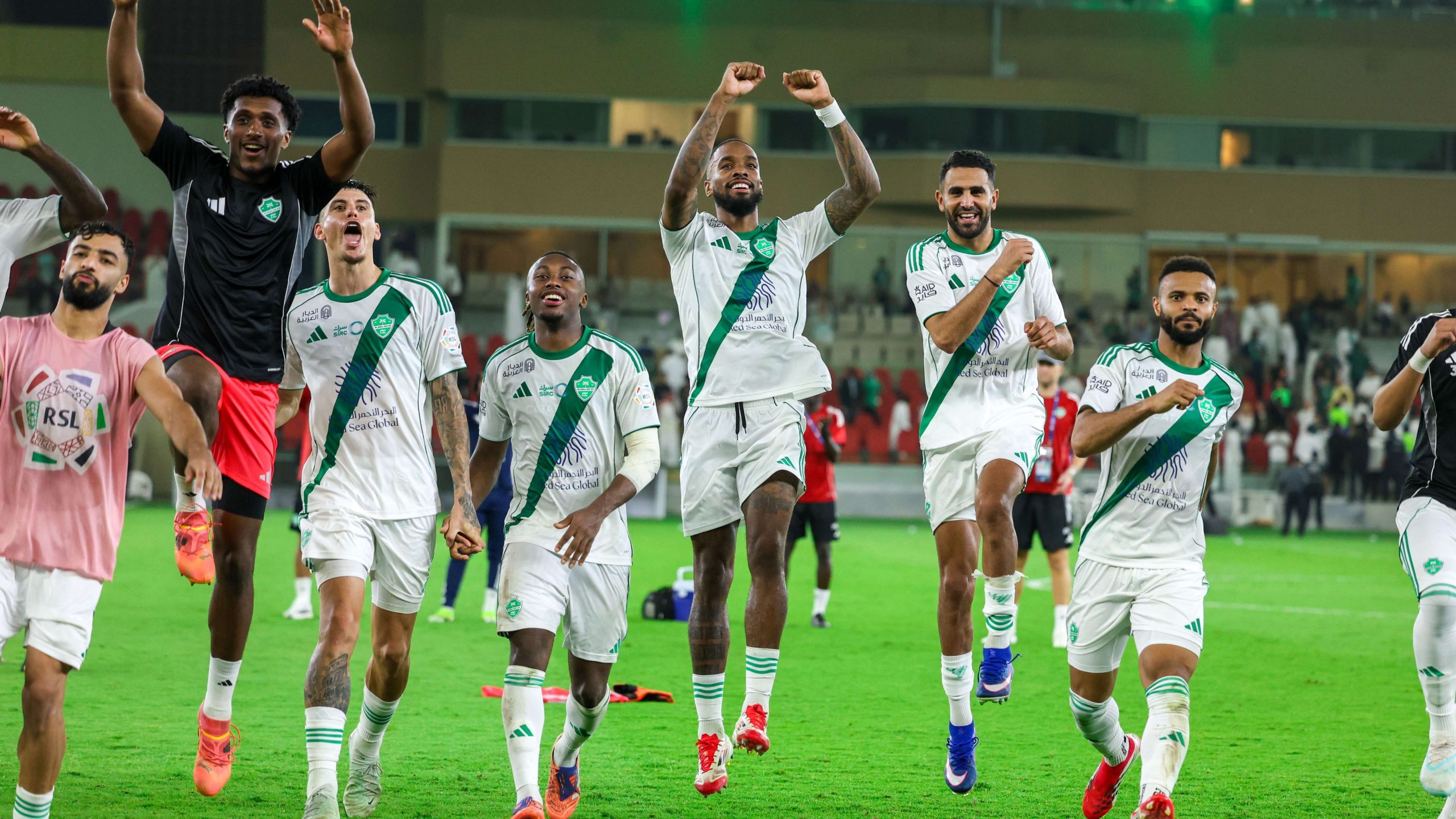 مباراة الأهلي وضمك تشتعل.. كواليس عطل الـ VAR وصدارة الراقي