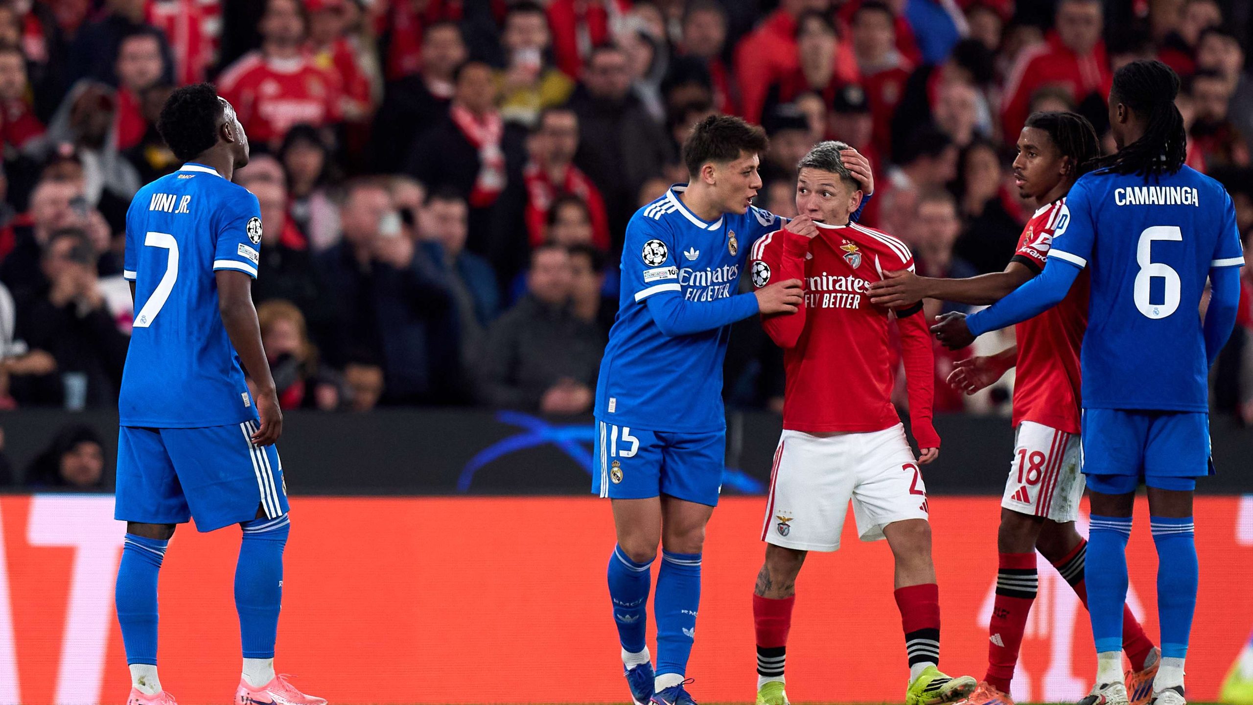 مباراة ريال مدريد وبنفيكا: البرنابيو ينتفض برسائل نارية ضد العنصرية